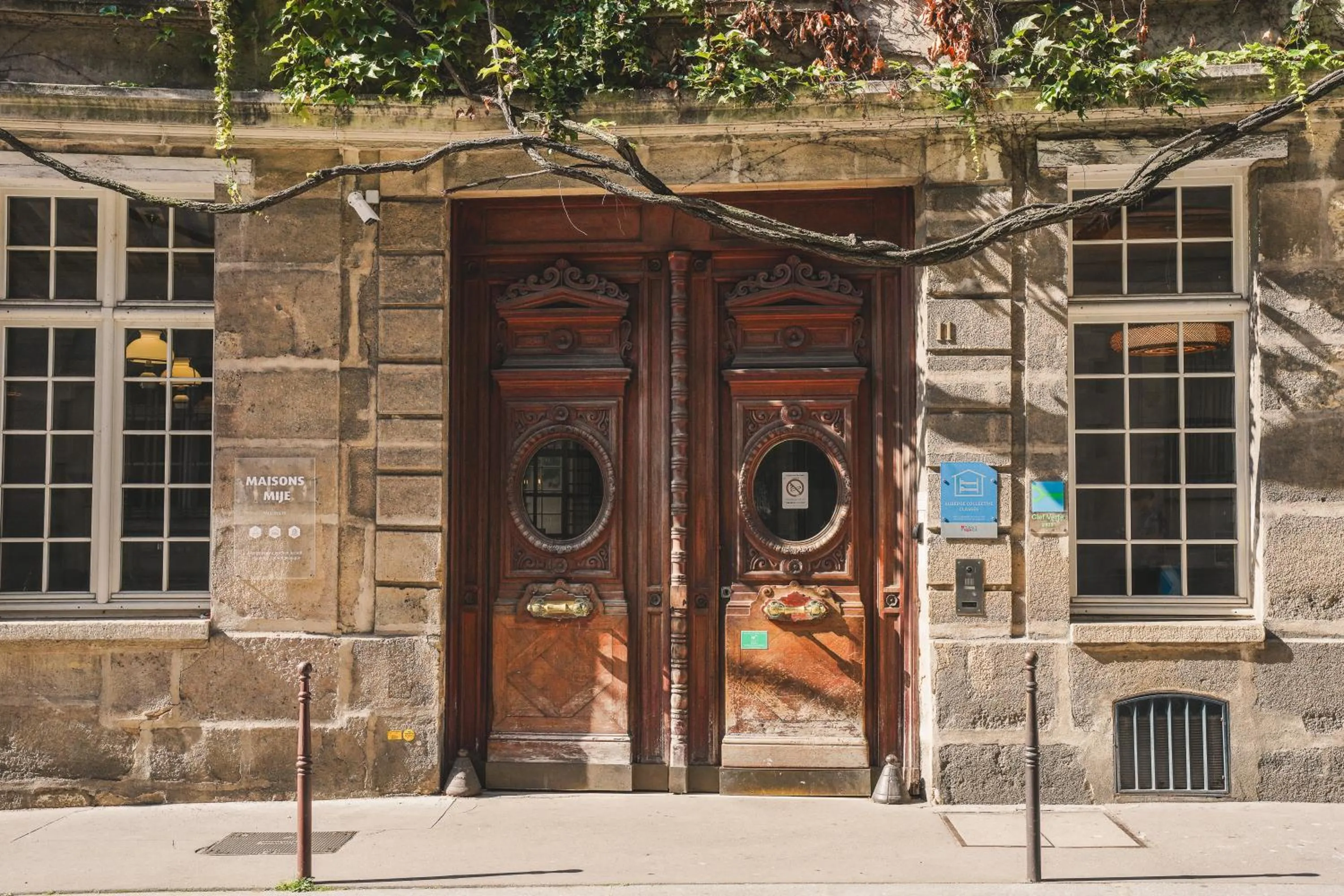 Facade/entrance in MIJE MARAIS Hostel