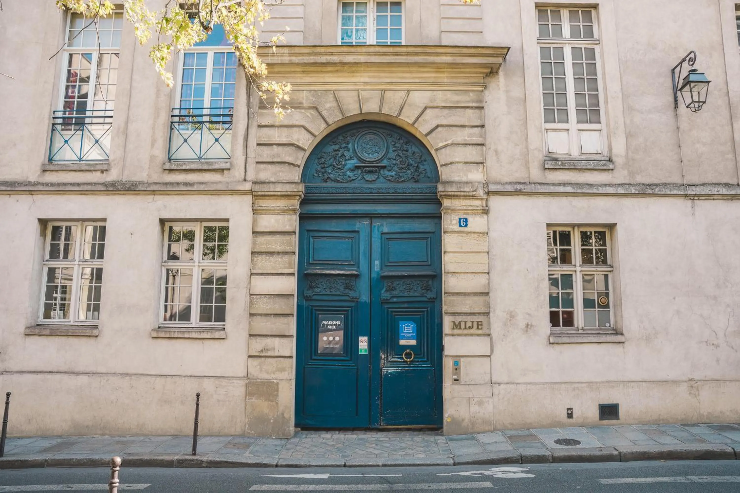 Facade/entrance in MIJE MARAIS Hostel