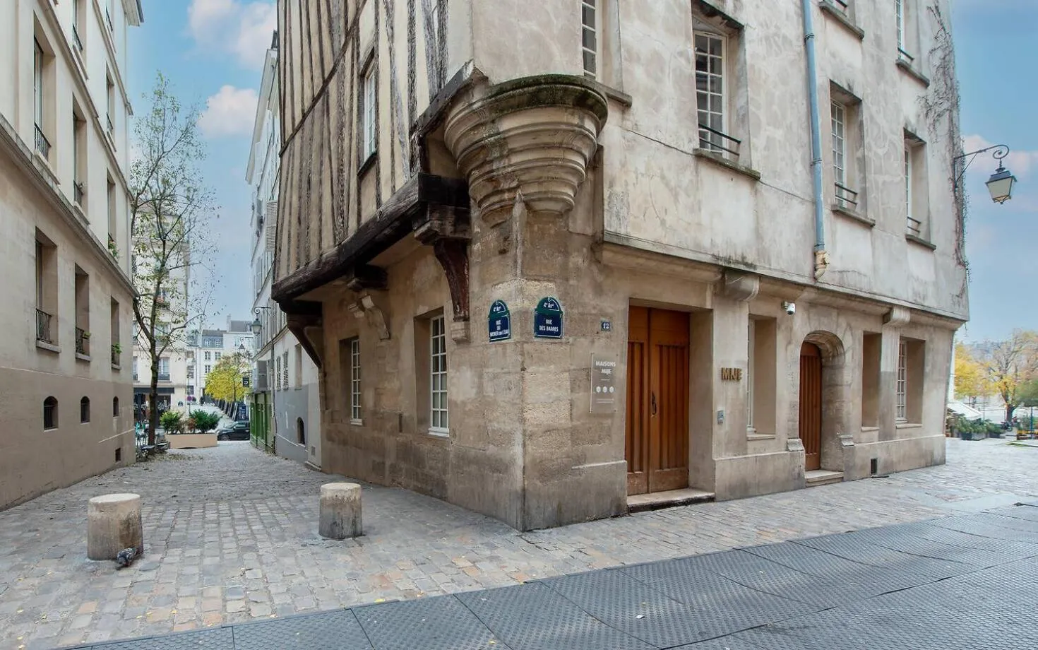 Facade/entrance in MIJE MARAIS Hostel
