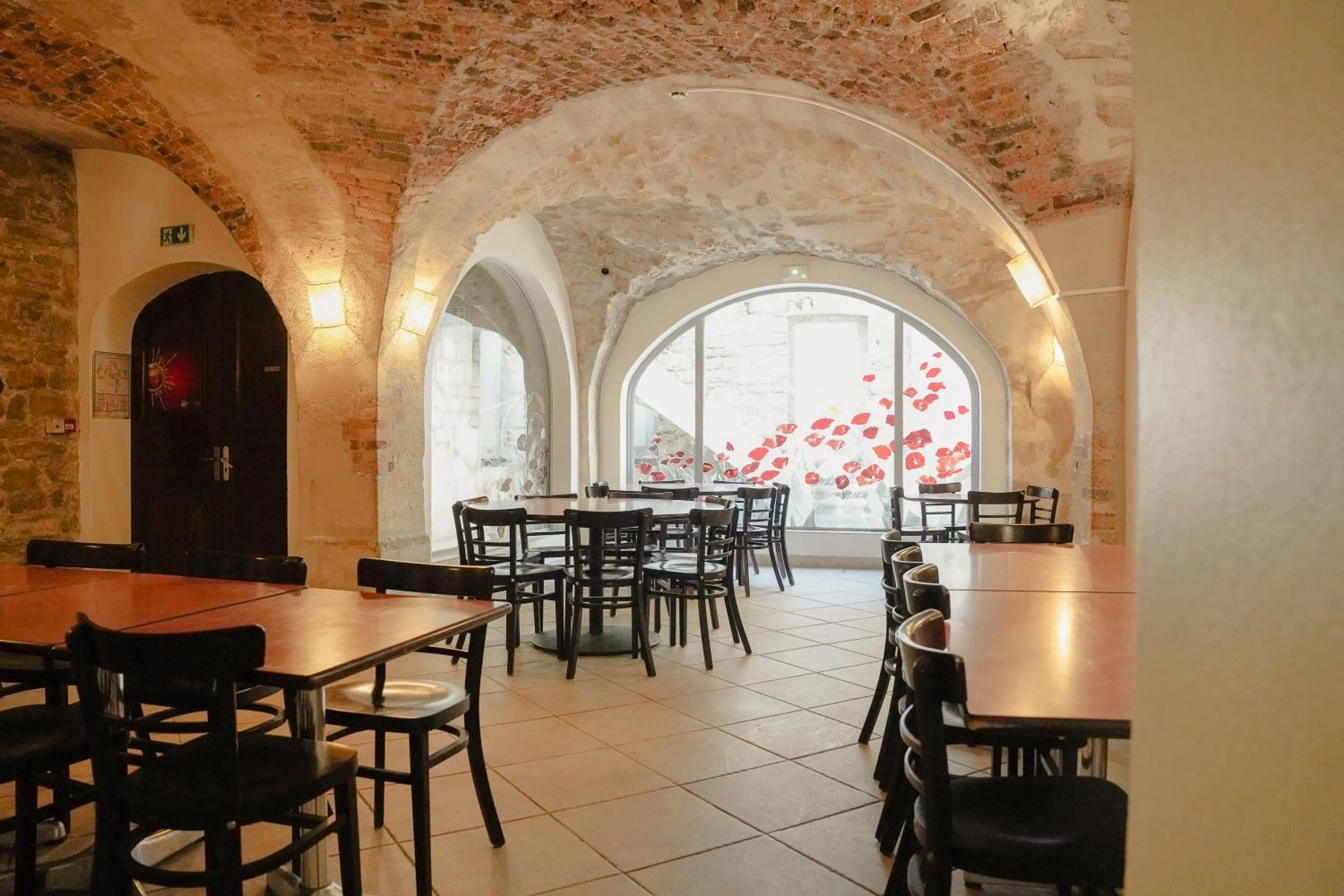 Restaurant/places to eat in MIJE MARAIS Hostel