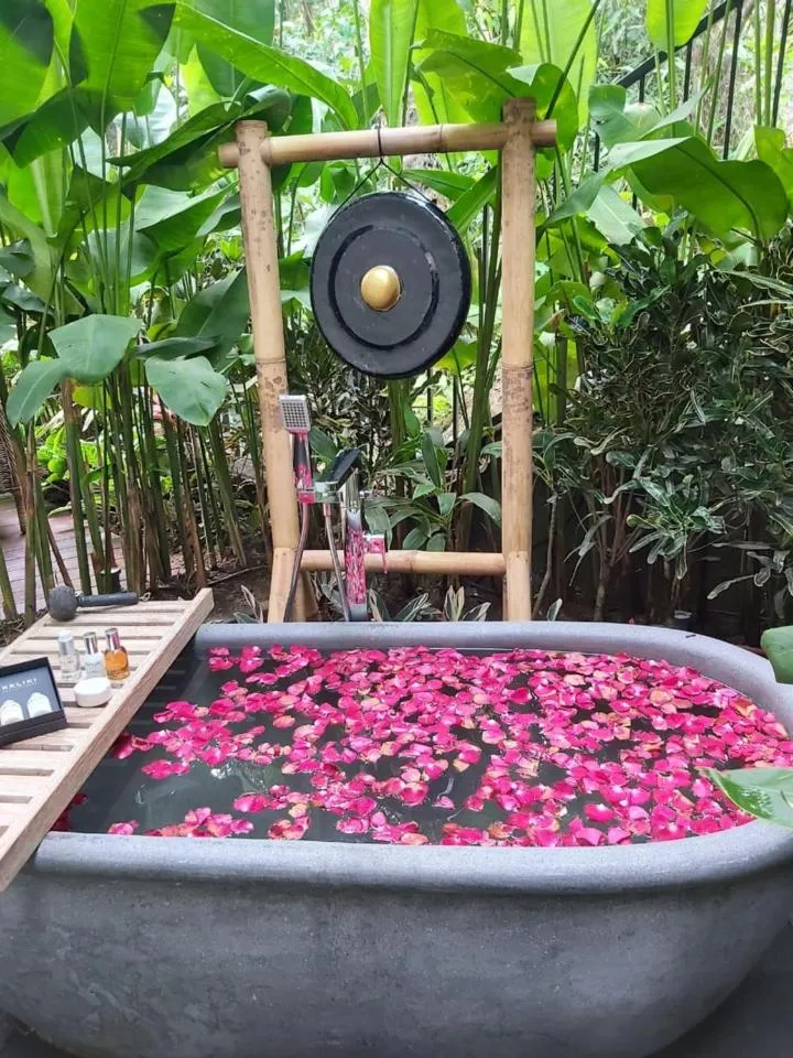 Bath in Keliki Luxury Lodge