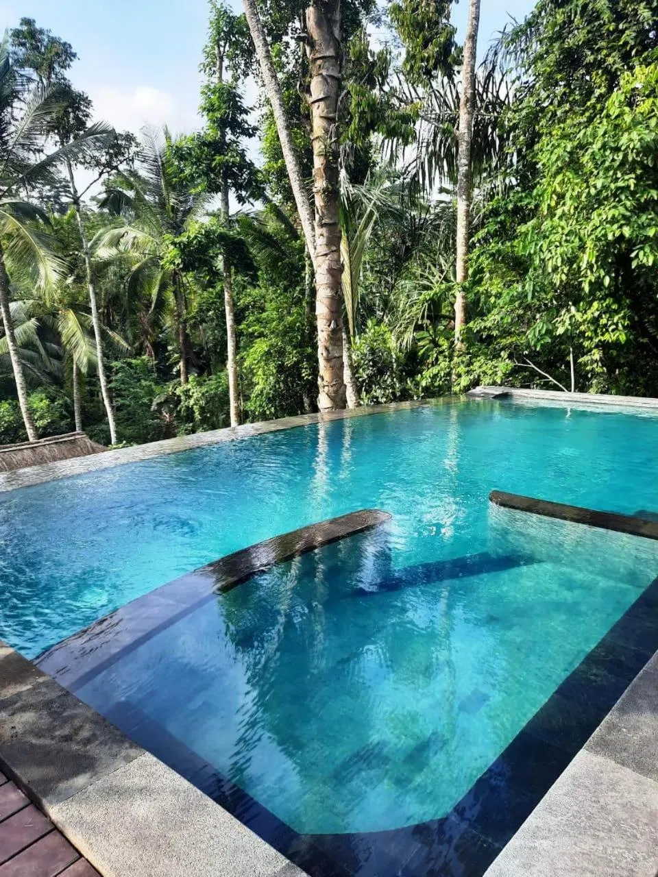 Swimming pool in Keliki Luxury Lodge