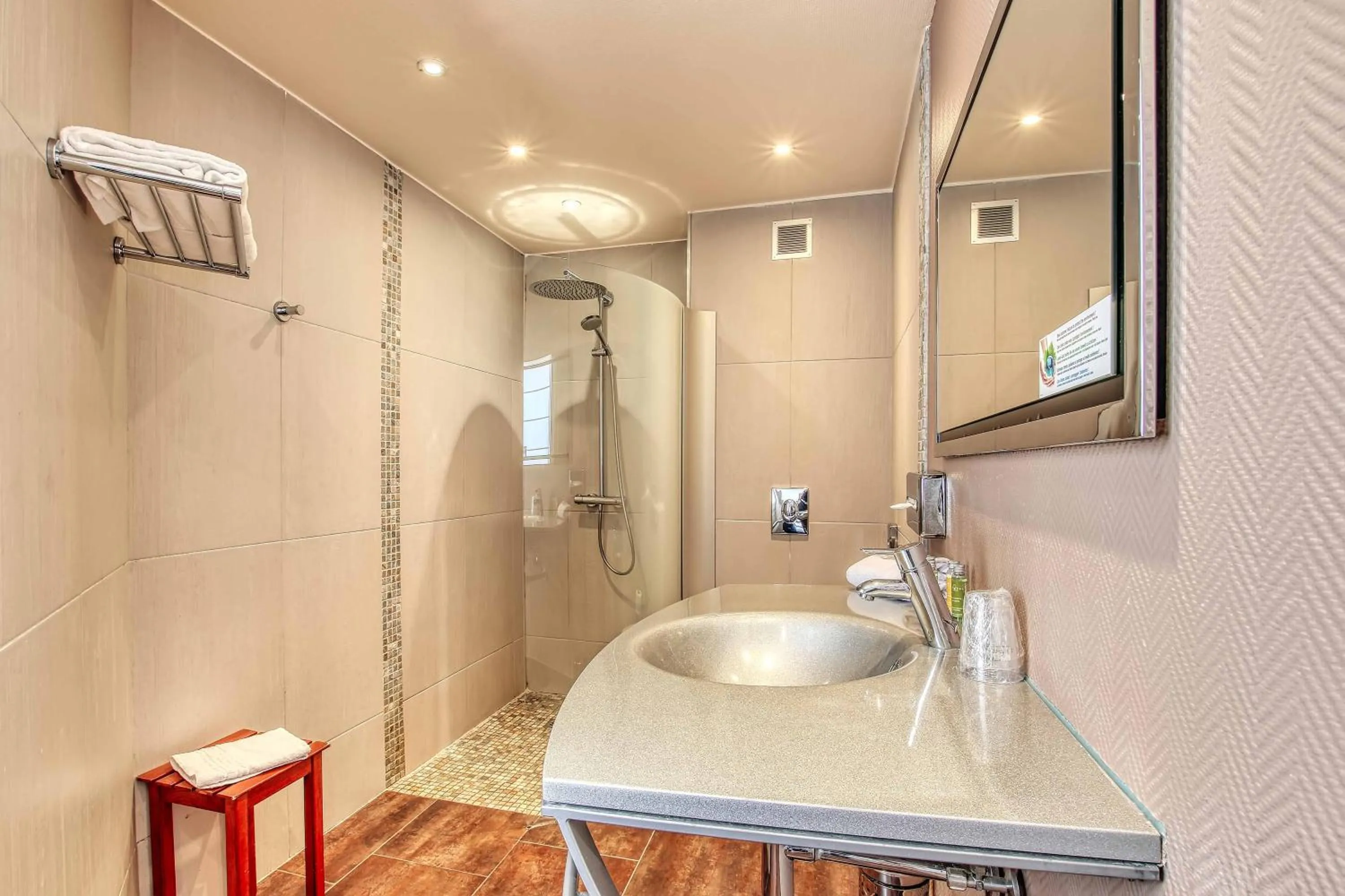 Bathroom in Cit'Hotel La Résidence
