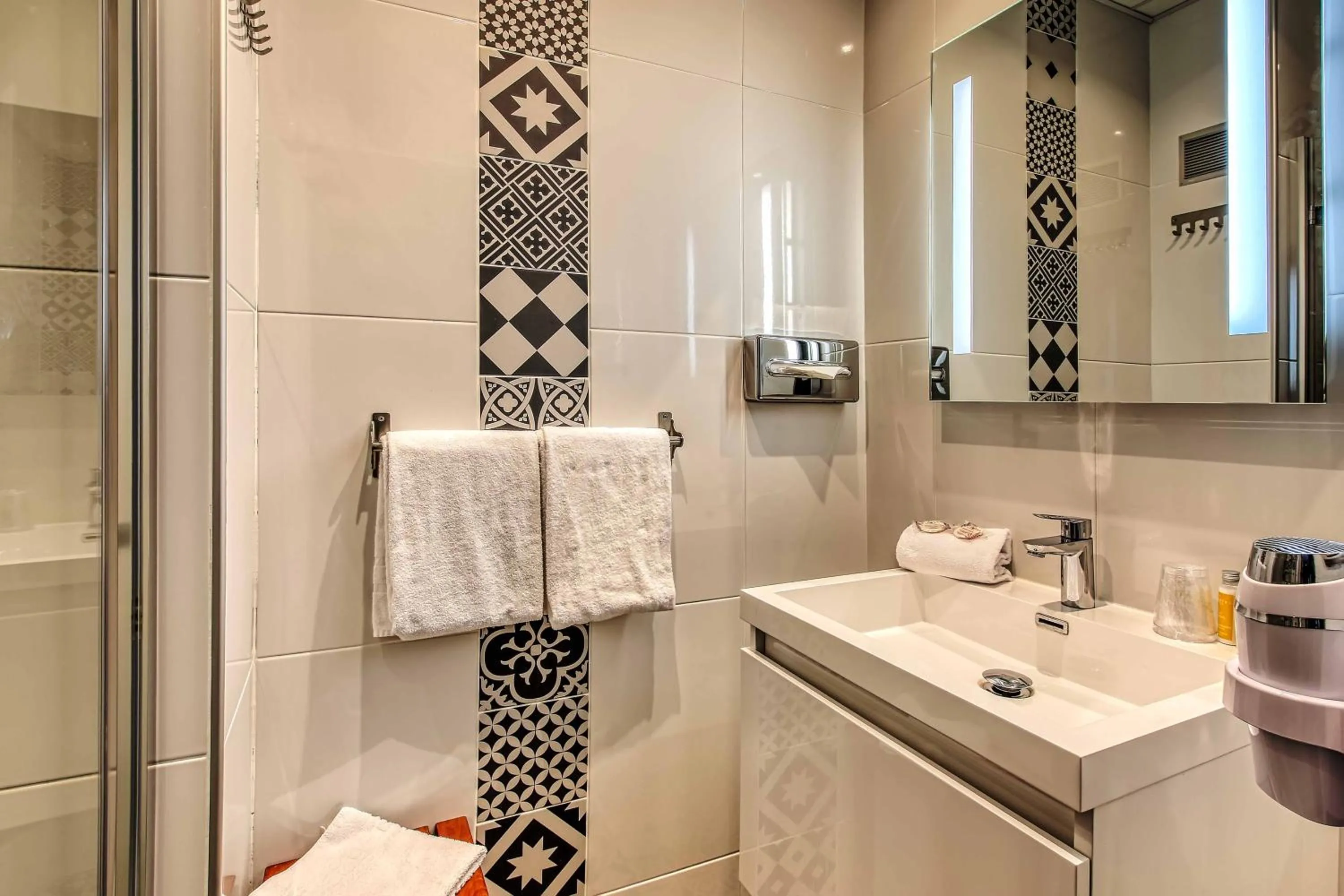 Bathroom in Cit'Hotel La Résidence