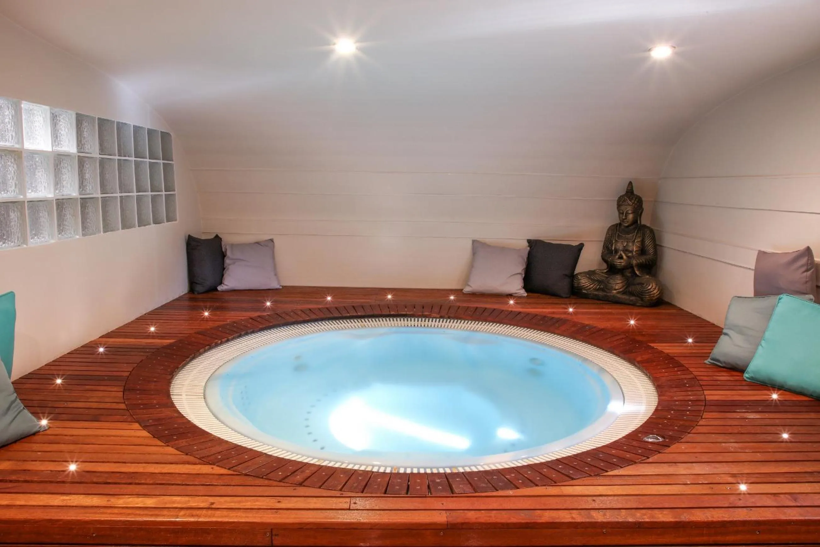 Hot Tub in Hotel restaurant Spa Disini Montpellier Est, The Originals Relais