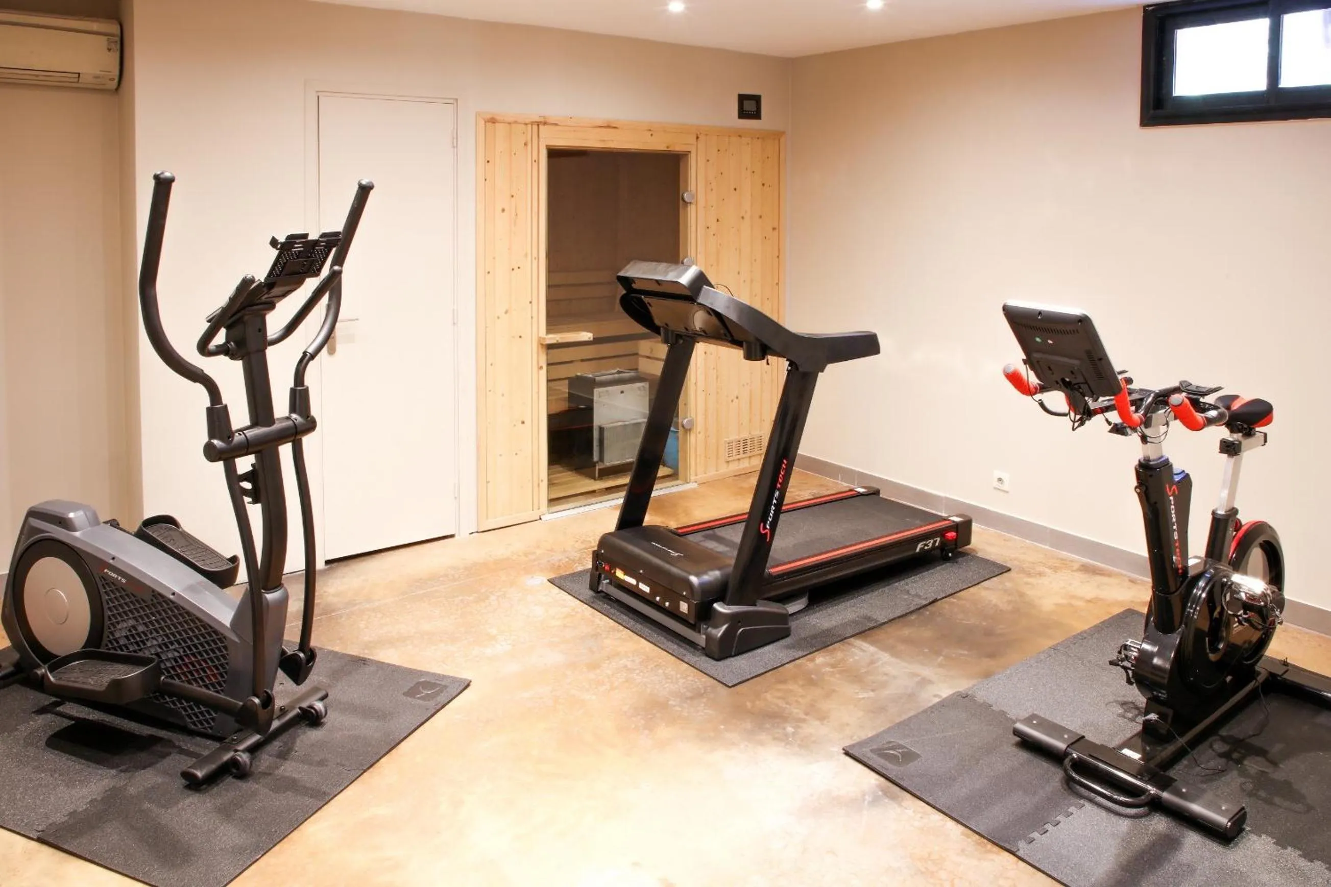 Fitness centre/facilities in Hotel restaurant Spa Disini Montpellier Est, The Originals Relais