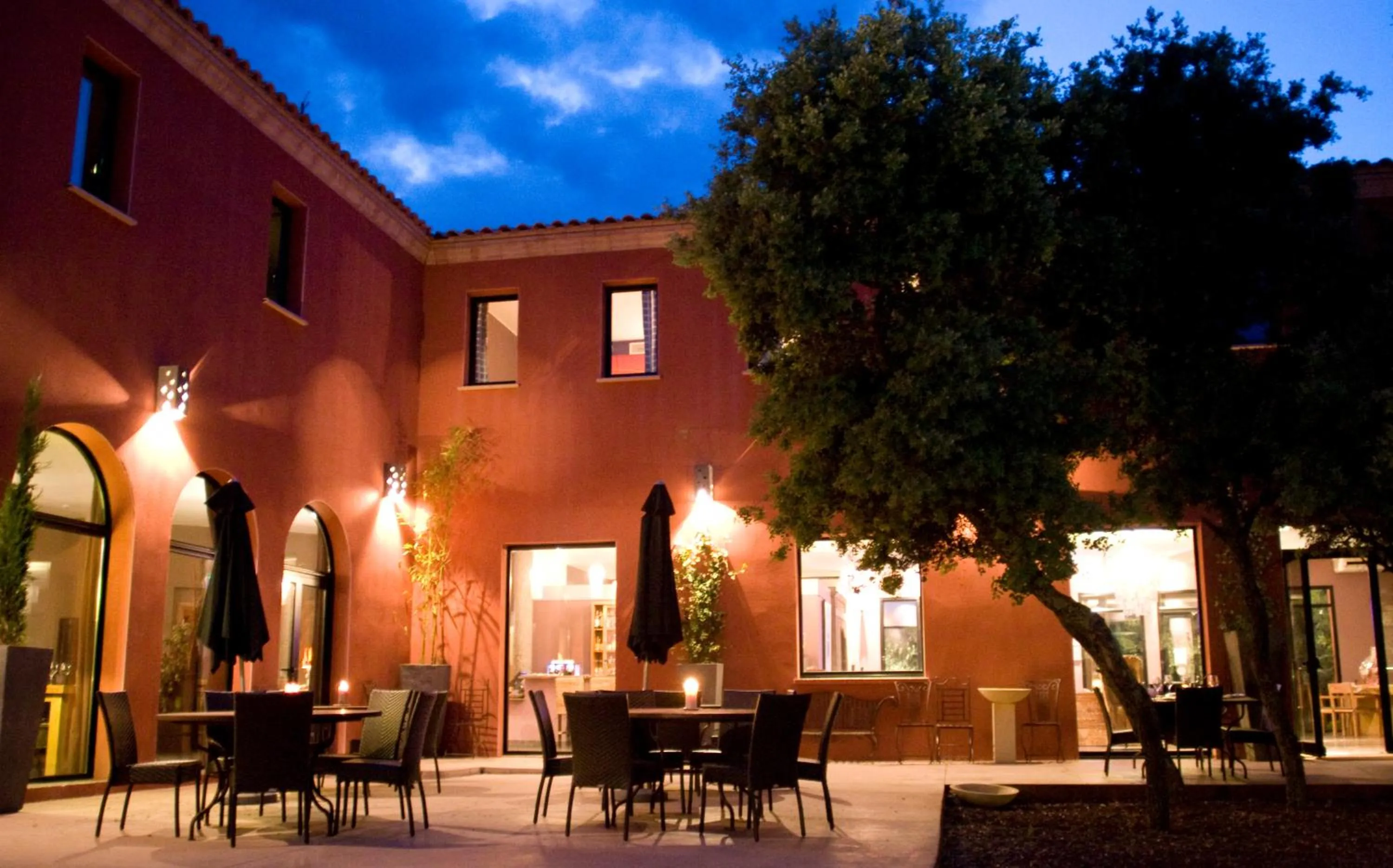 Patio in Hotel restaurant Spa Disini Montpellier Est, The Originals Relais