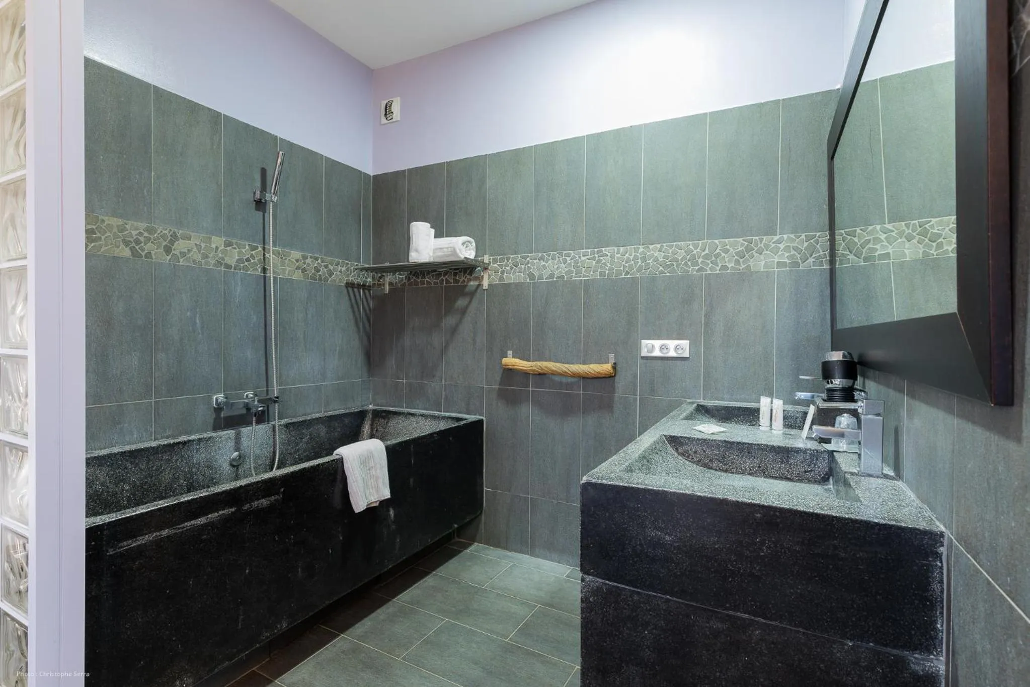 Bathroom in Hotel restaurant Spa Disini Montpellier Est, The Originals Relais