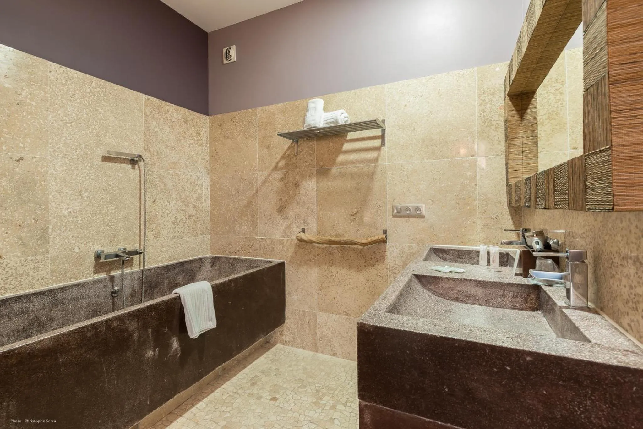 Bathroom in Hotel restaurant Spa Disini Montpellier Est, The Originals Relais