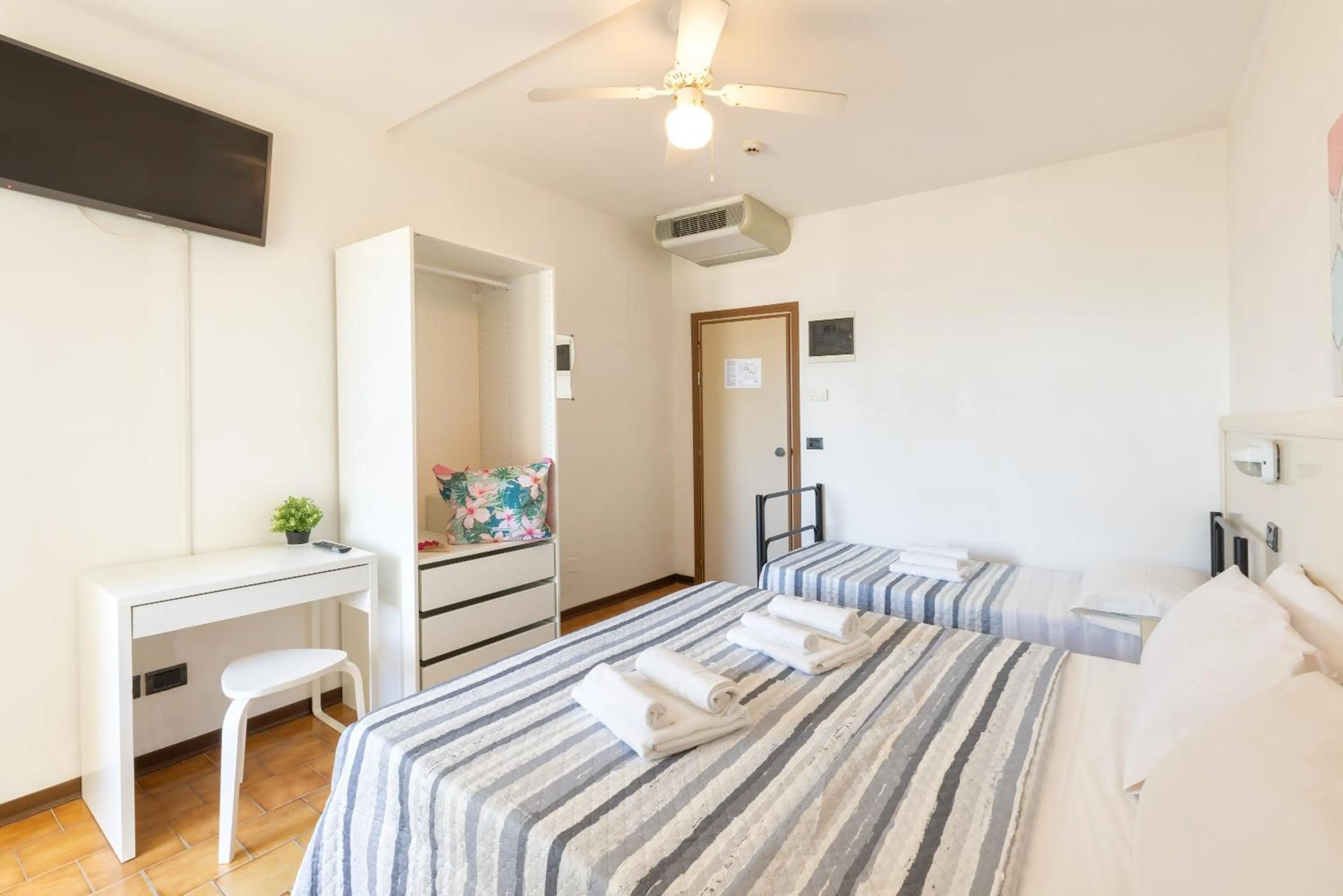 Communal lounge/ TV room in Hotel Mignon Riccione Fronte Mare