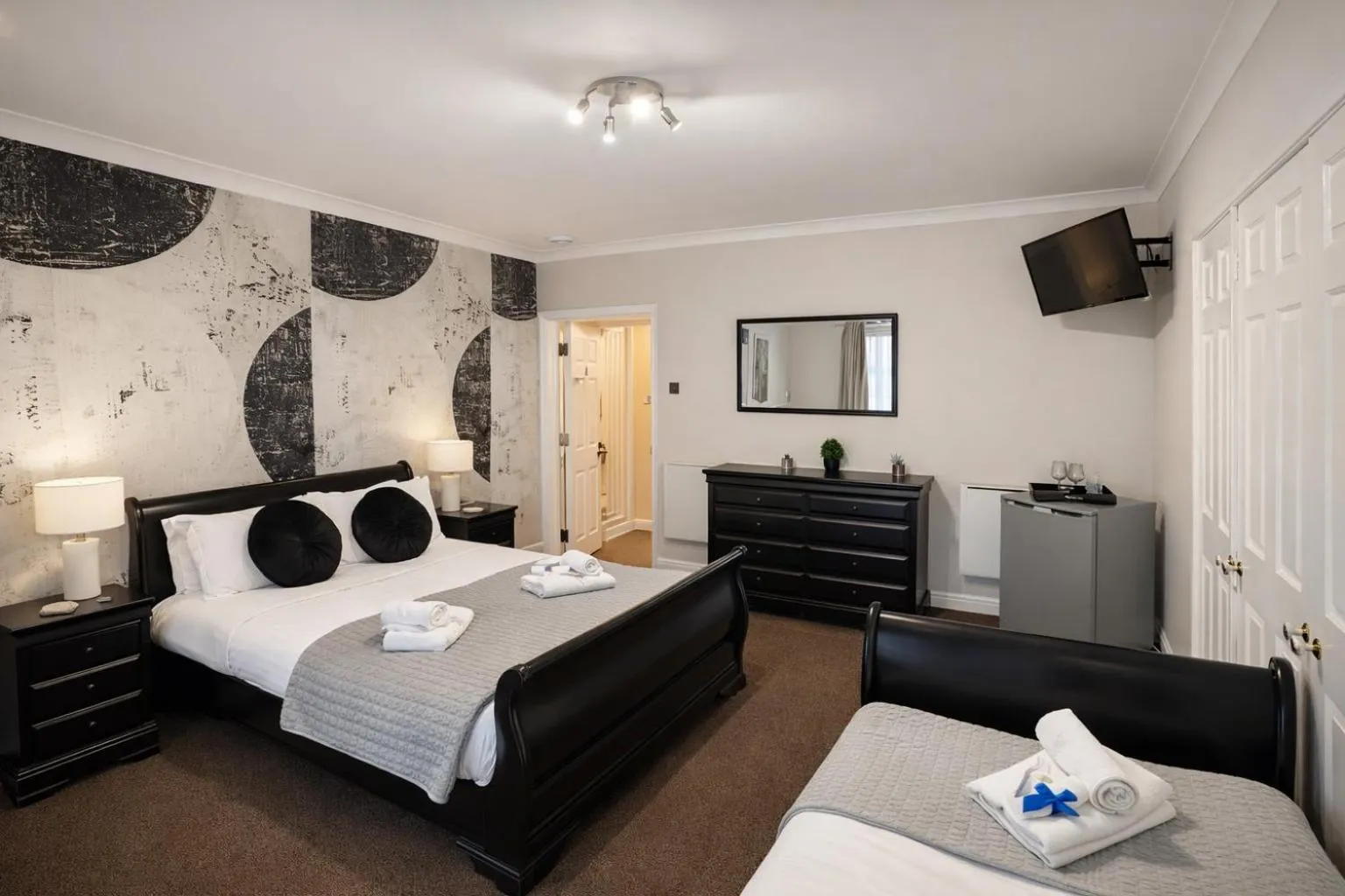 Bed in The Mayfair Lodge & Family Suite