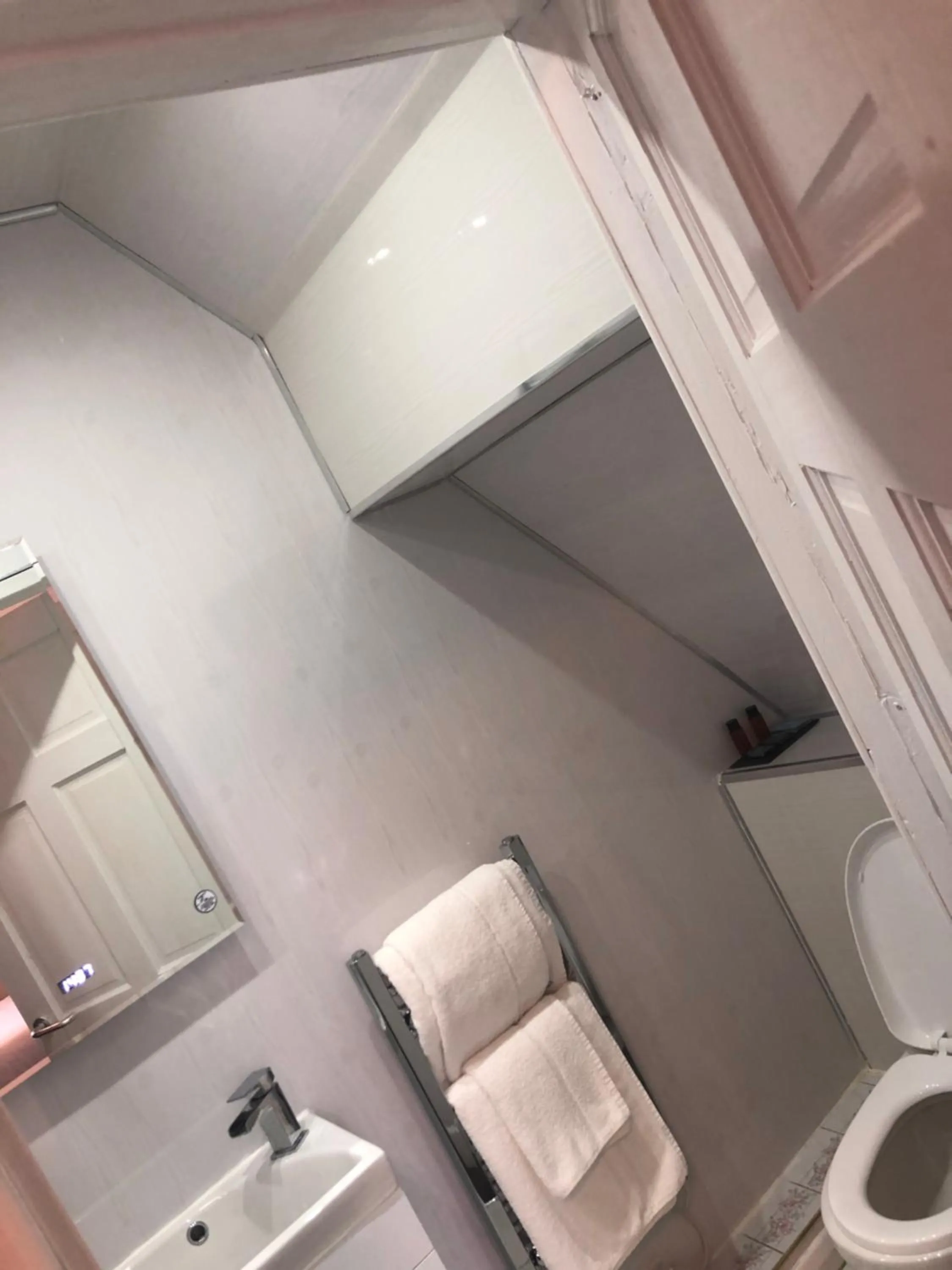 Bathroom in Ashfield Hotel