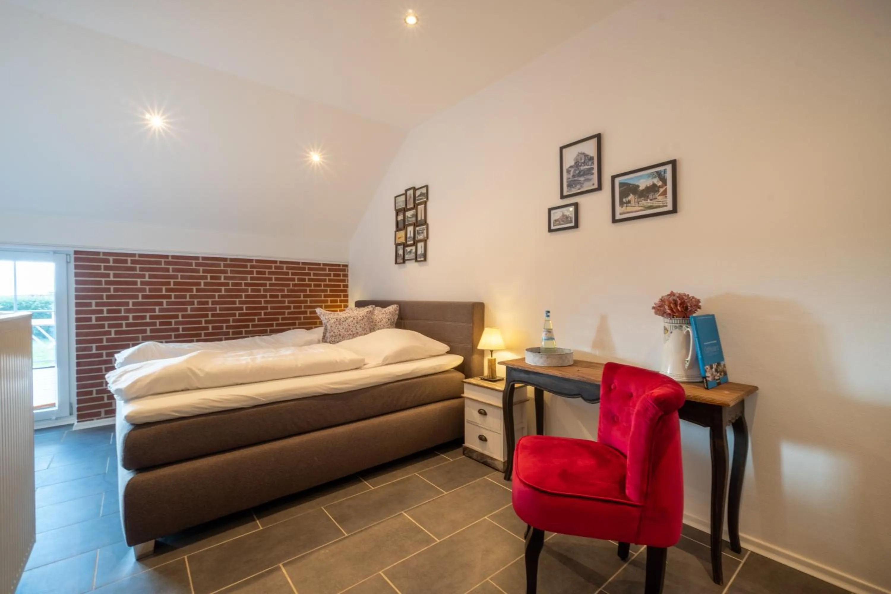 Bed in INSEL-LAND-HOTEL MICHAELSEN -Boutique Hotel- im Ostland mit Yoga u Sauna