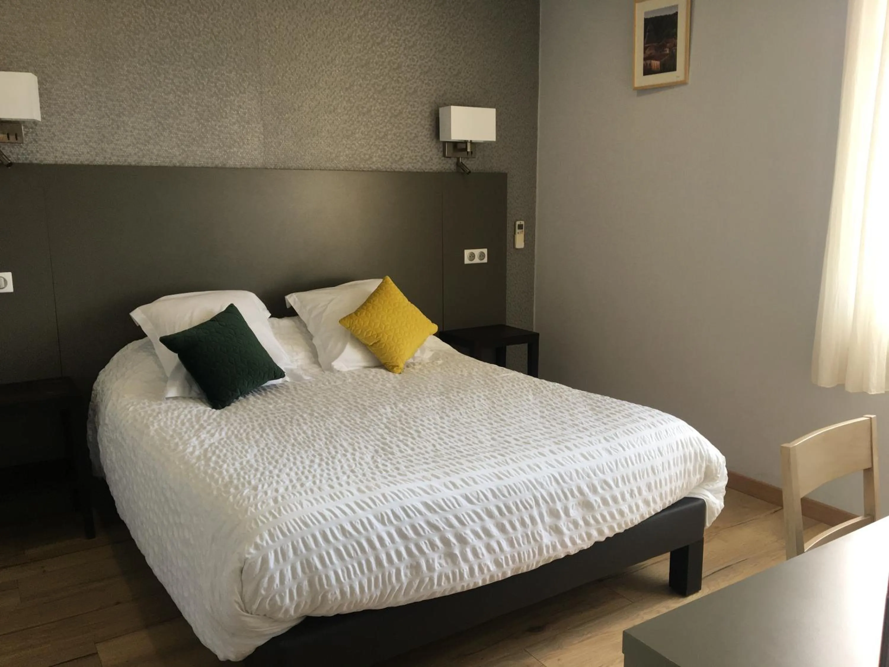 Bed in LOGIS HÔTEL RESTAURANT SPA Les BALCONS DE L'ESPERANCE