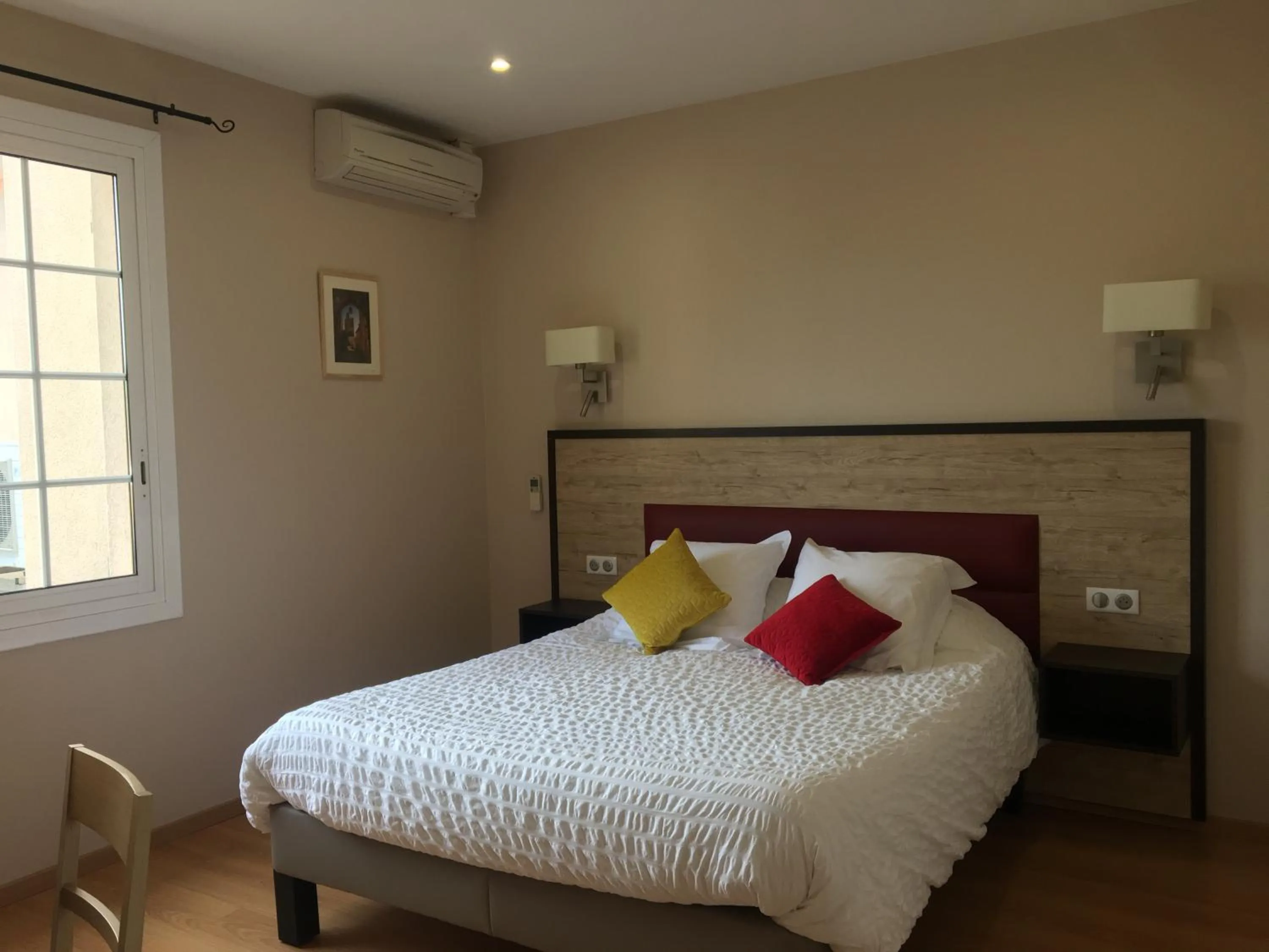 Bed in LOGIS HÔTEL RESTAURANT SPA Les BALCONS DE L'ESPERANCE