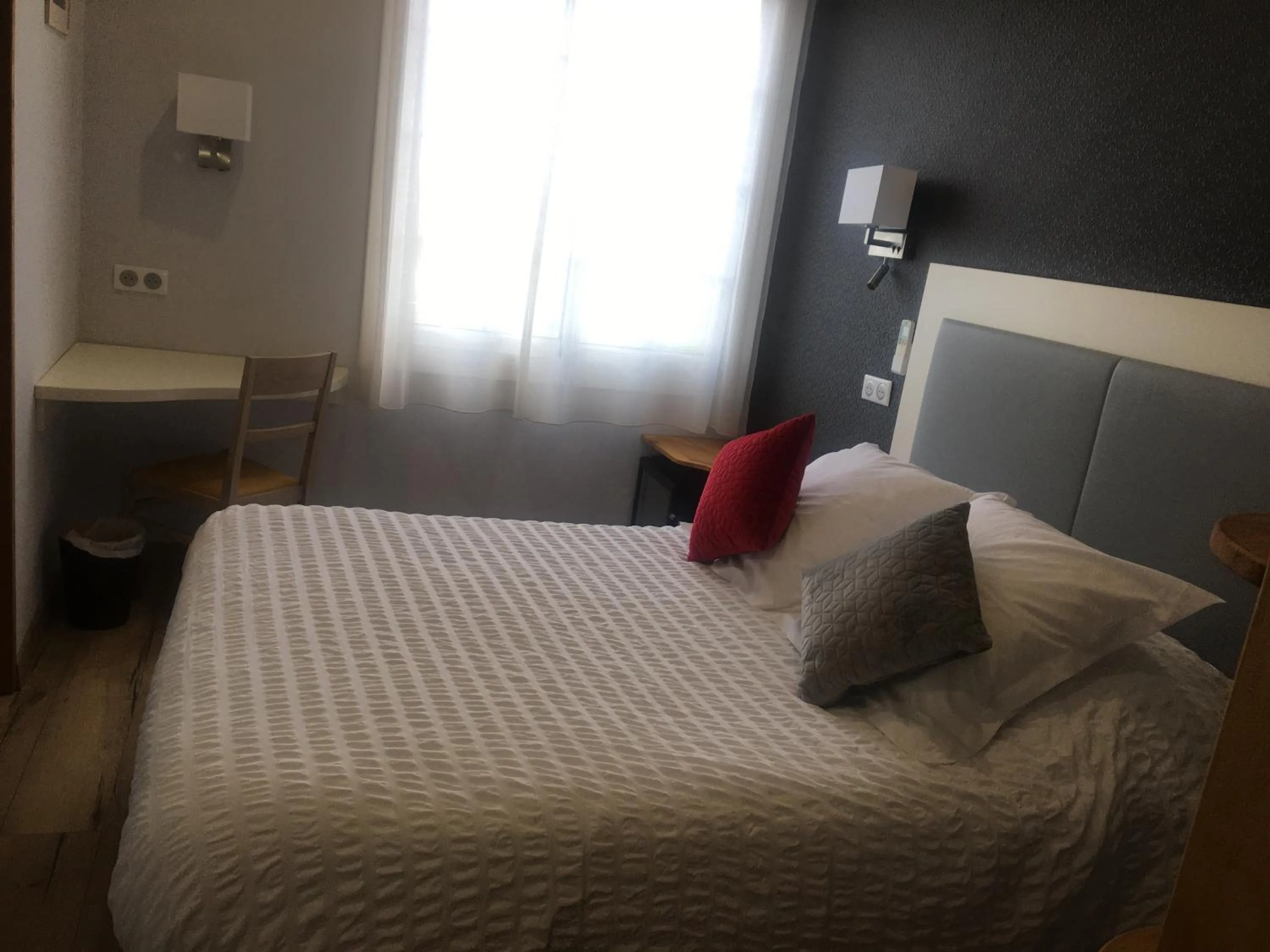 Bed in LOGIS HÔTEL RESTAURANT SPA Les BALCONS DE L'ESPERANCE