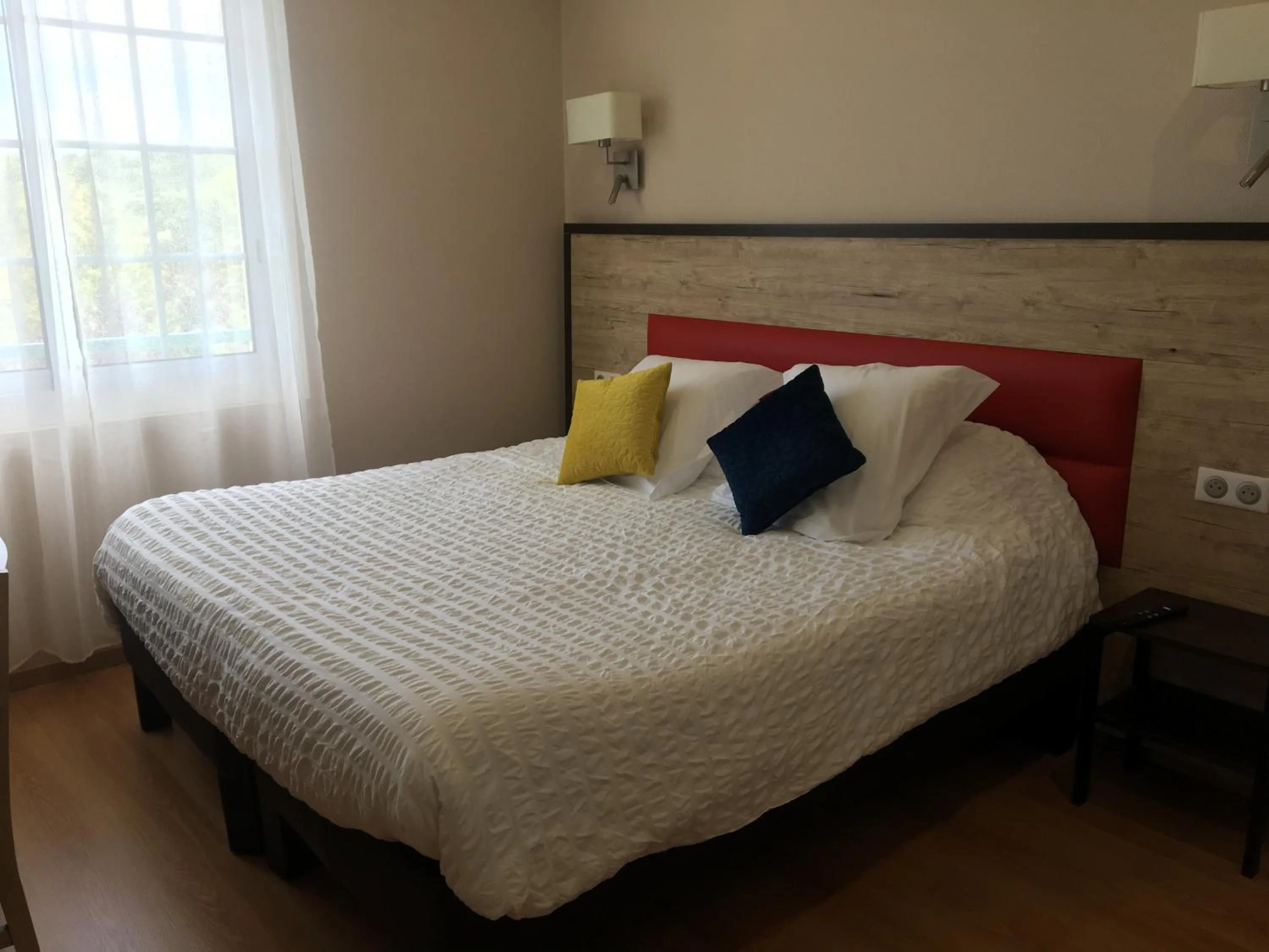 Bed in LOGIS HÔTEL RESTAURANT SPA Les BALCONS DE L'ESPERANCE