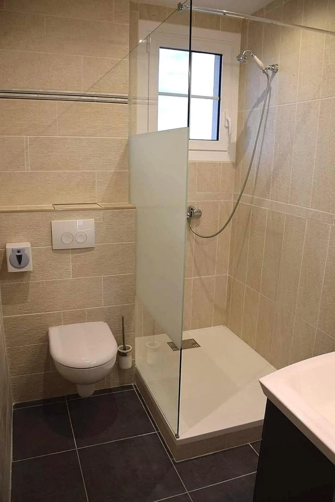 Shower in LOGIS HÔTEL RESTAURANT SPA Les BALCONS DE L'ESPERANCE