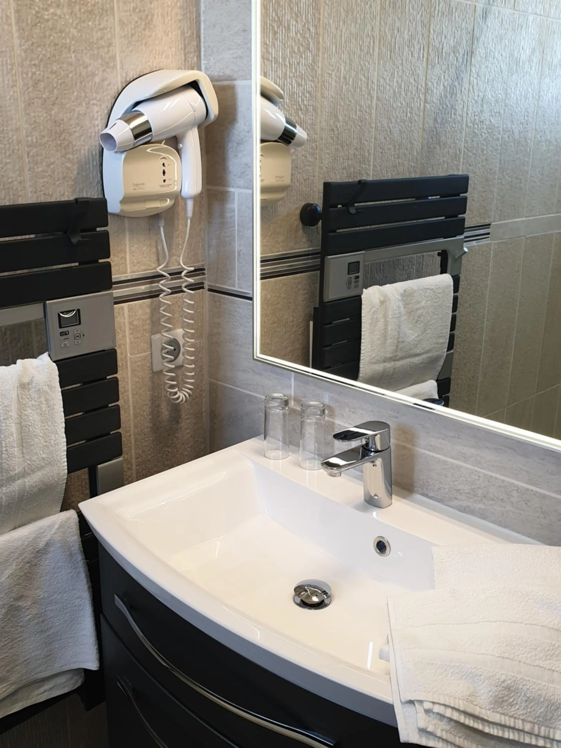 Bathroom in LOGIS HÔTEL RESTAURANT SPA Les BALCONS DE L'ESPERANCE