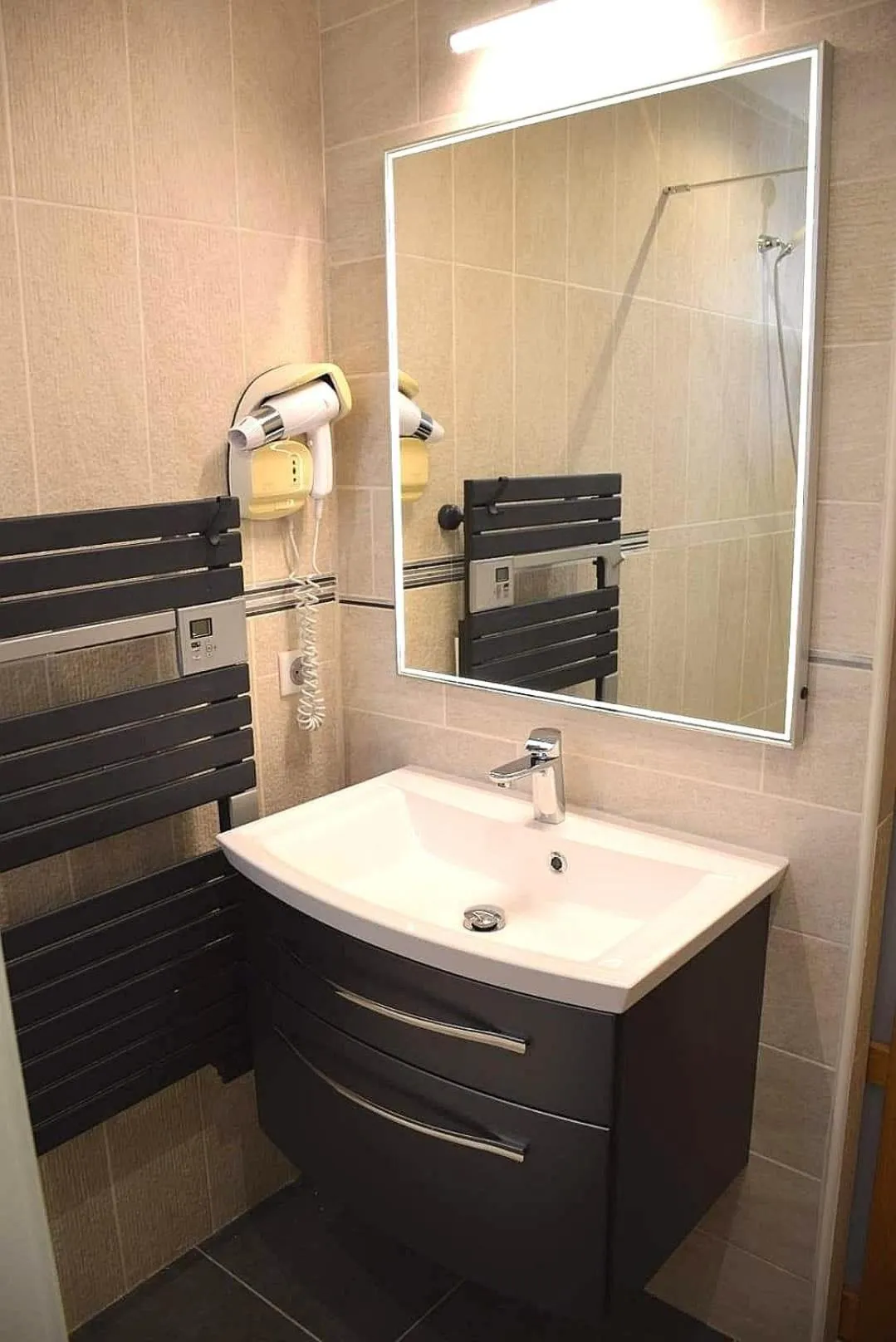 Bathroom in LOGIS HÔTEL RESTAURANT SPA Les BALCONS DE L'ESPERANCE