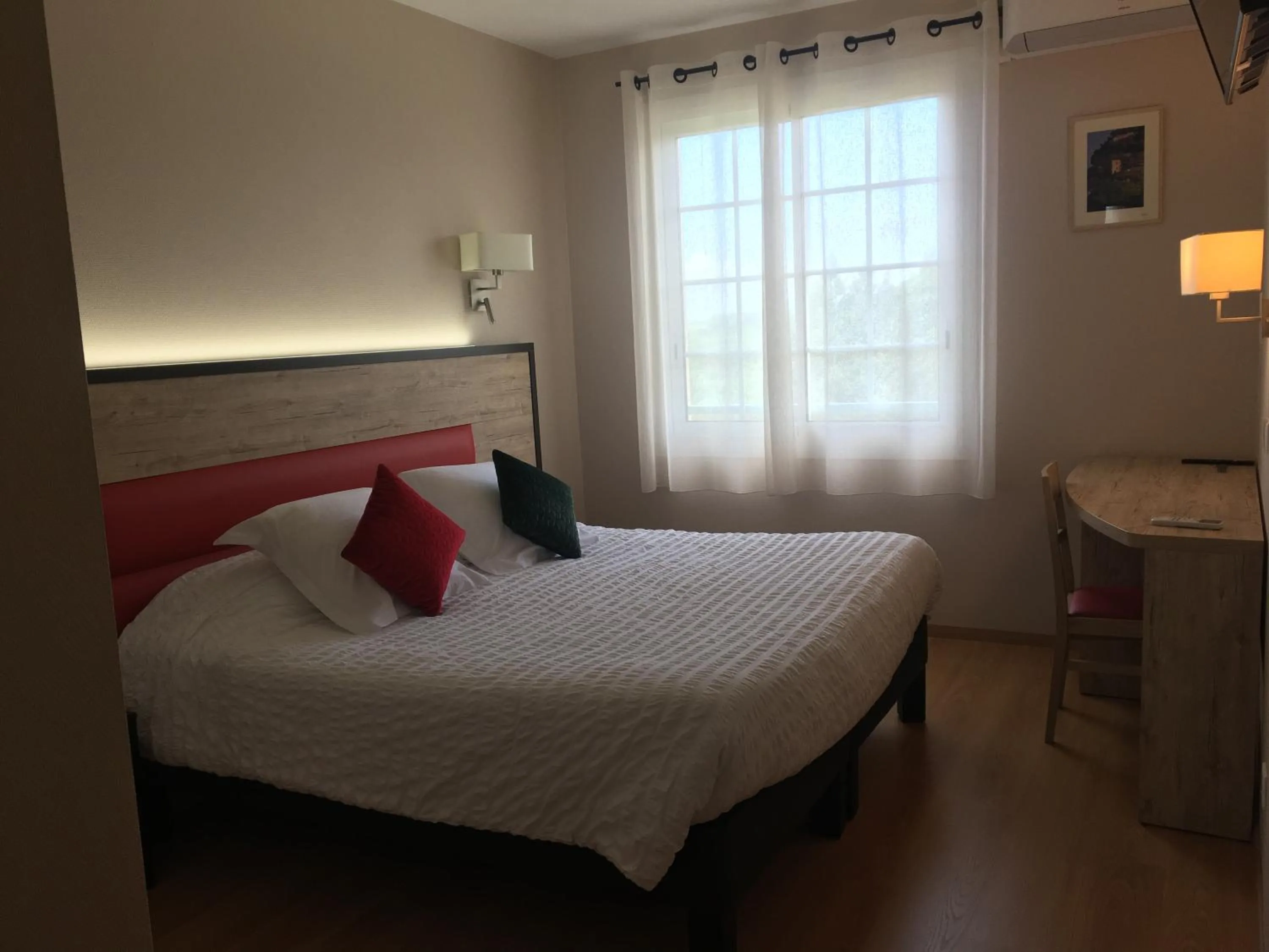 Bed in LOGIS HÔTEL RESTAURANT SPA Les BALCONS DE L'ESPERANCE