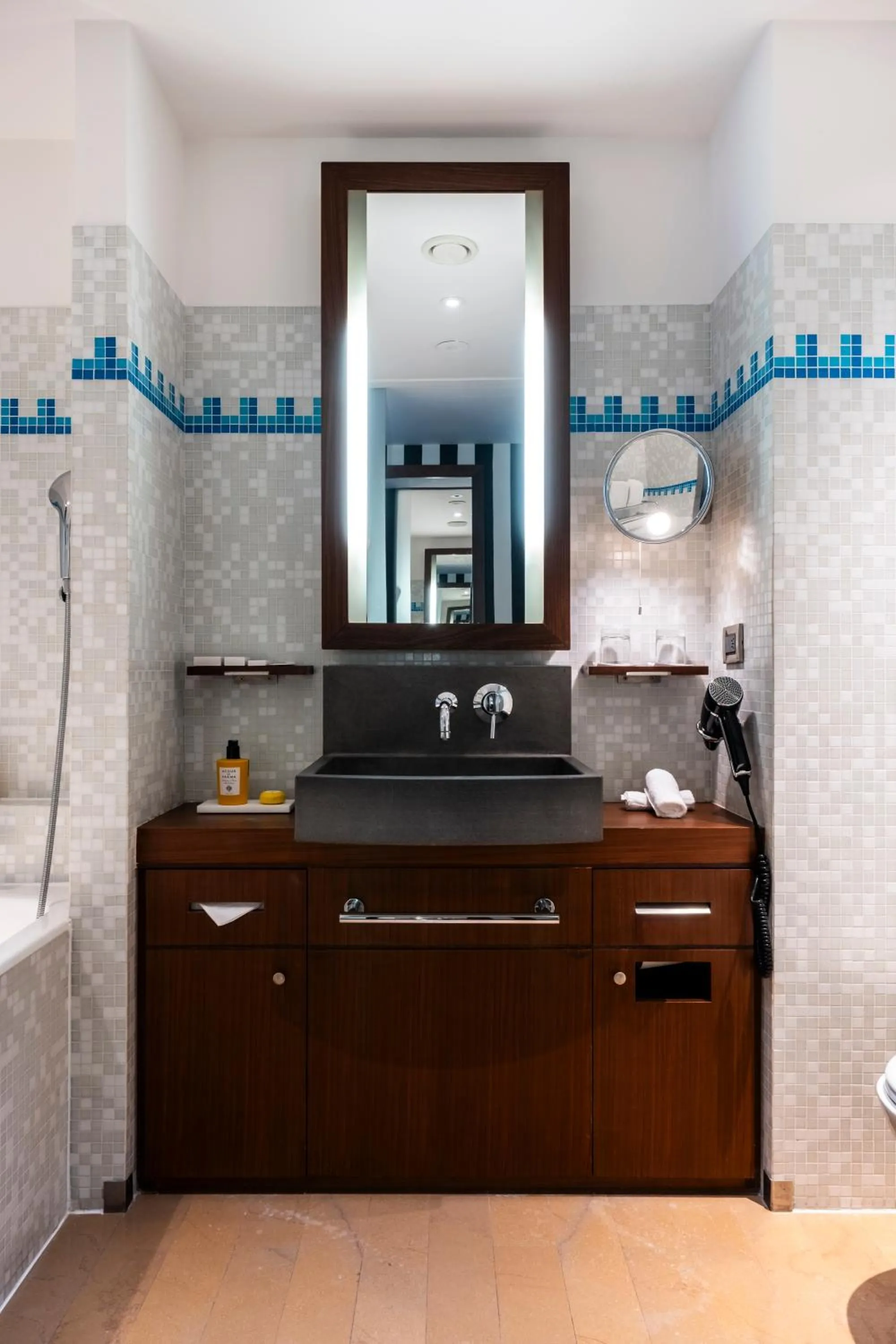 Shower in Grand Hôtel Champs-Elysées