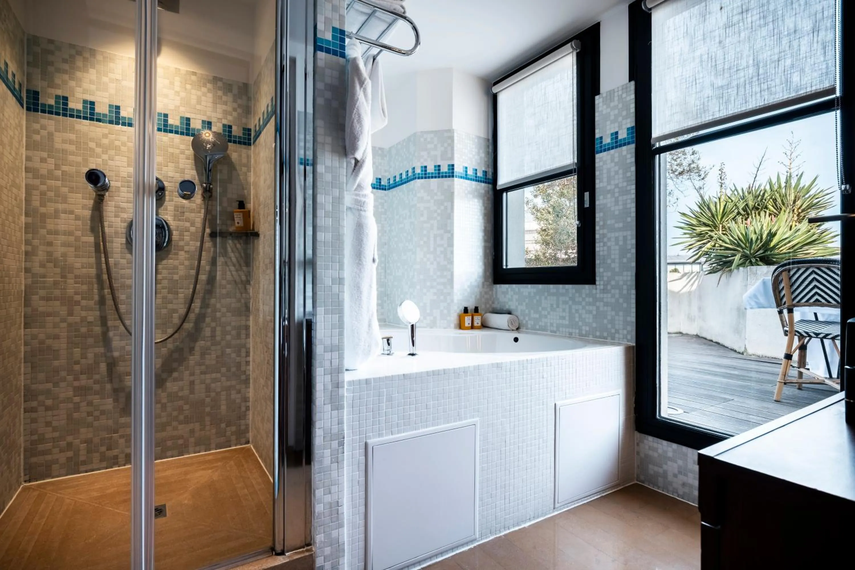 Shower in Grand Hôtel Champs-Elysées