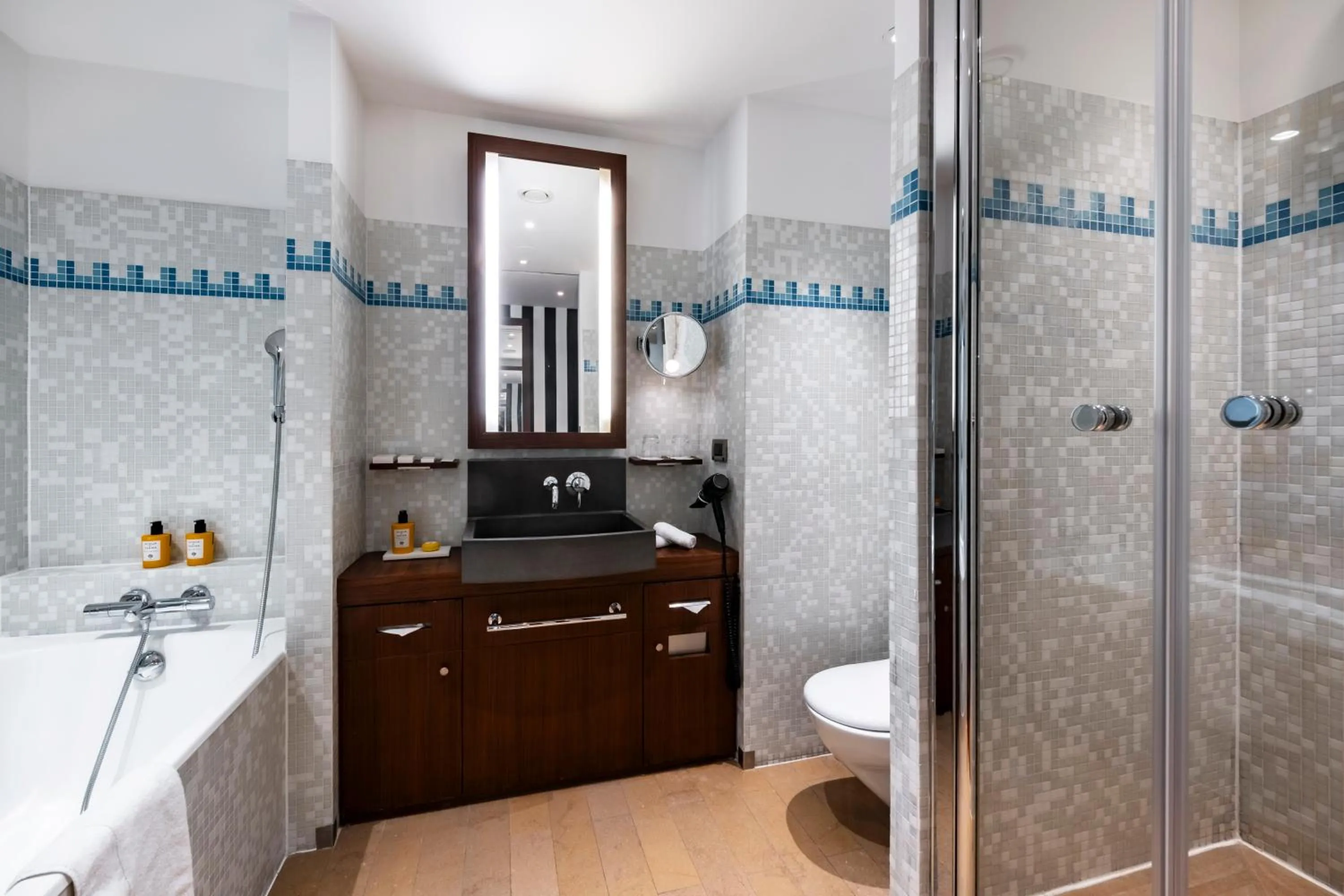 Shower in Grand Hôtel Champs-Elysées