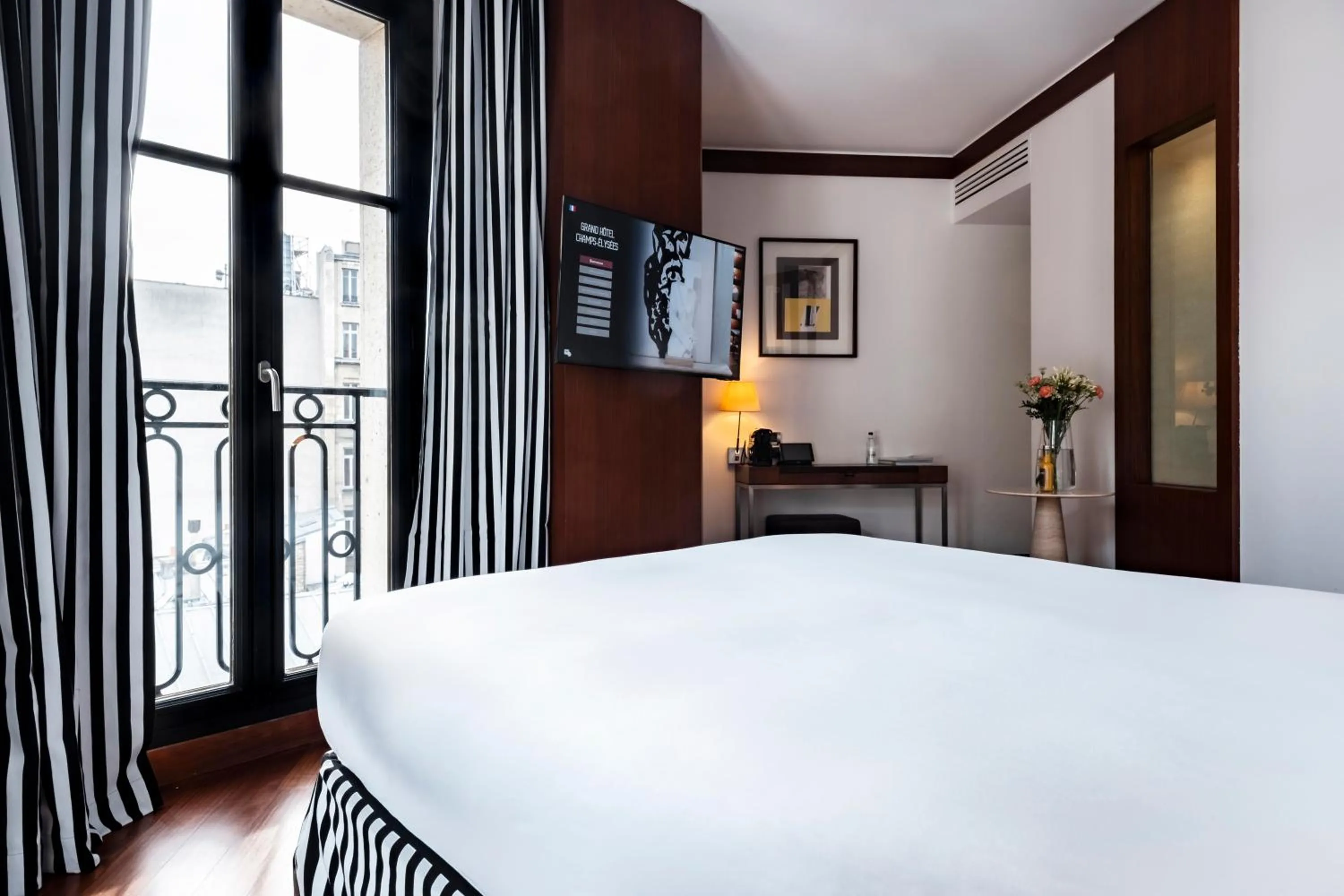 Bed in Grand Hôtel Champs-Elysées