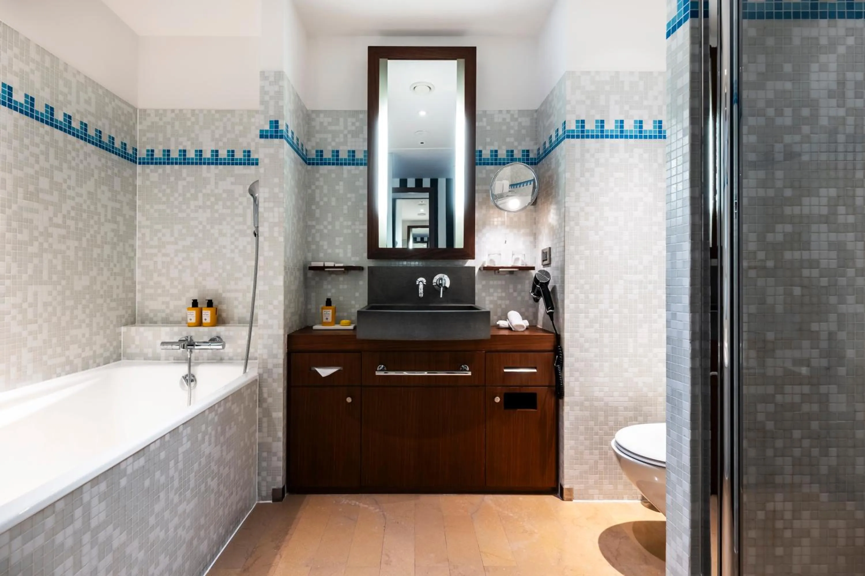 Shower in Grand Hôtel Champs-Elysées