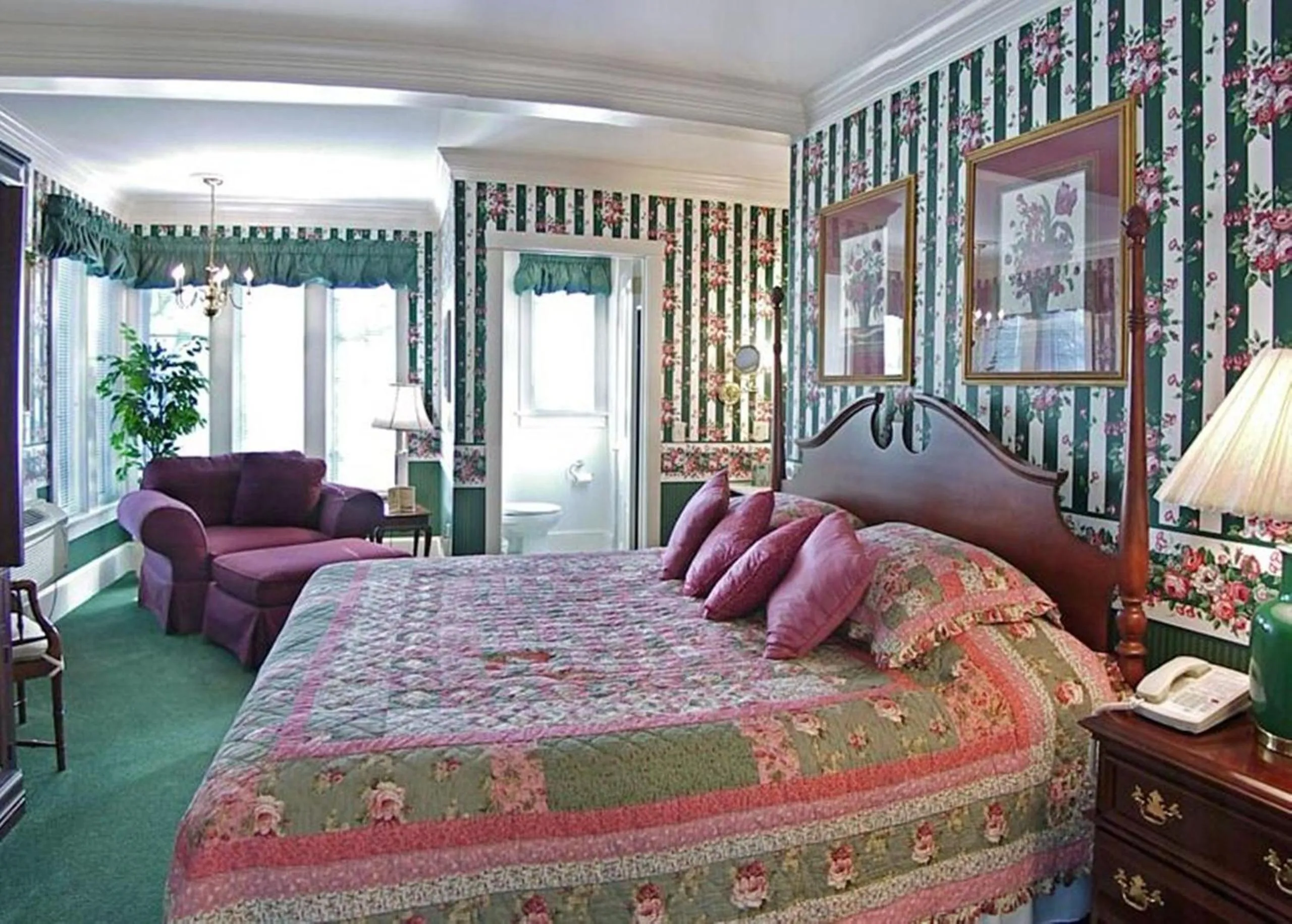 Photo of the whole room, Bed in Bird-in-Hand Village Inn & Suites