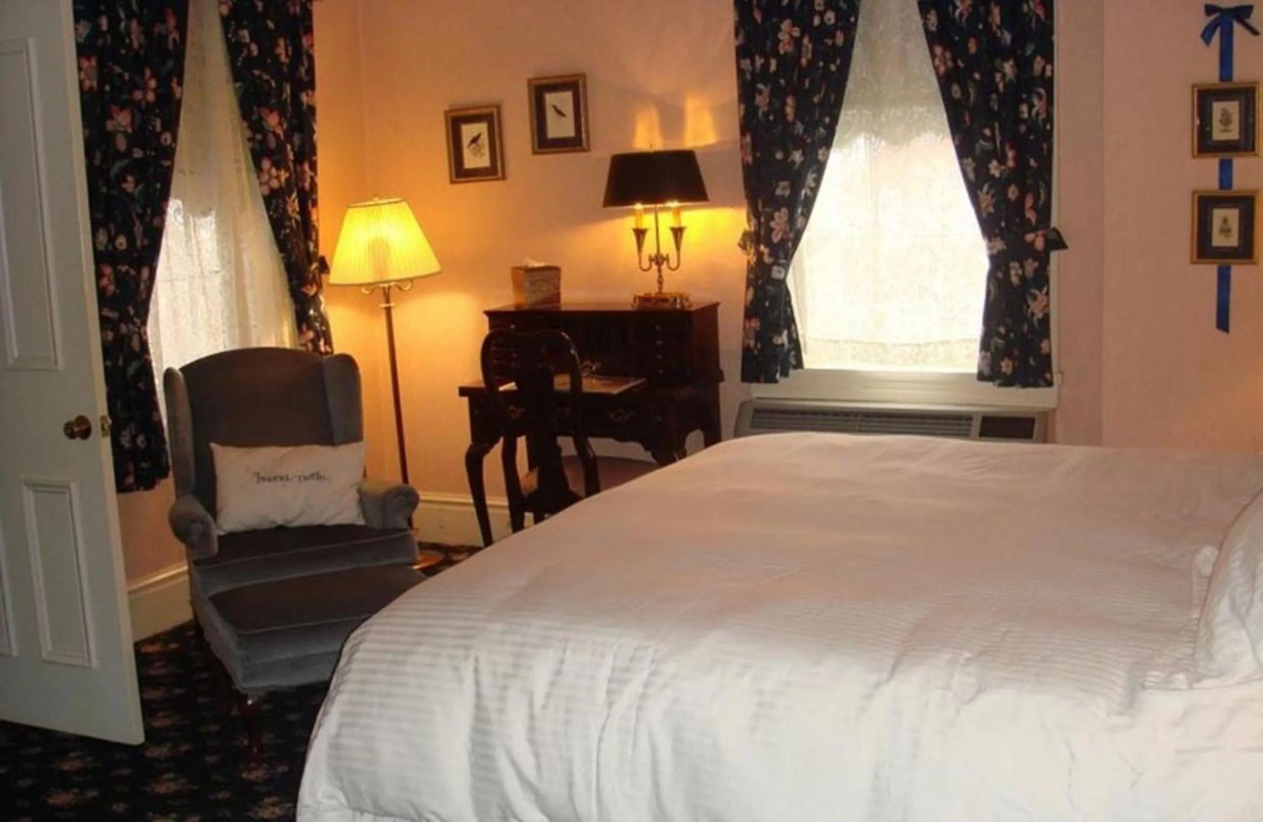 Bed in Bird-in-Hand Village Inn & Suites