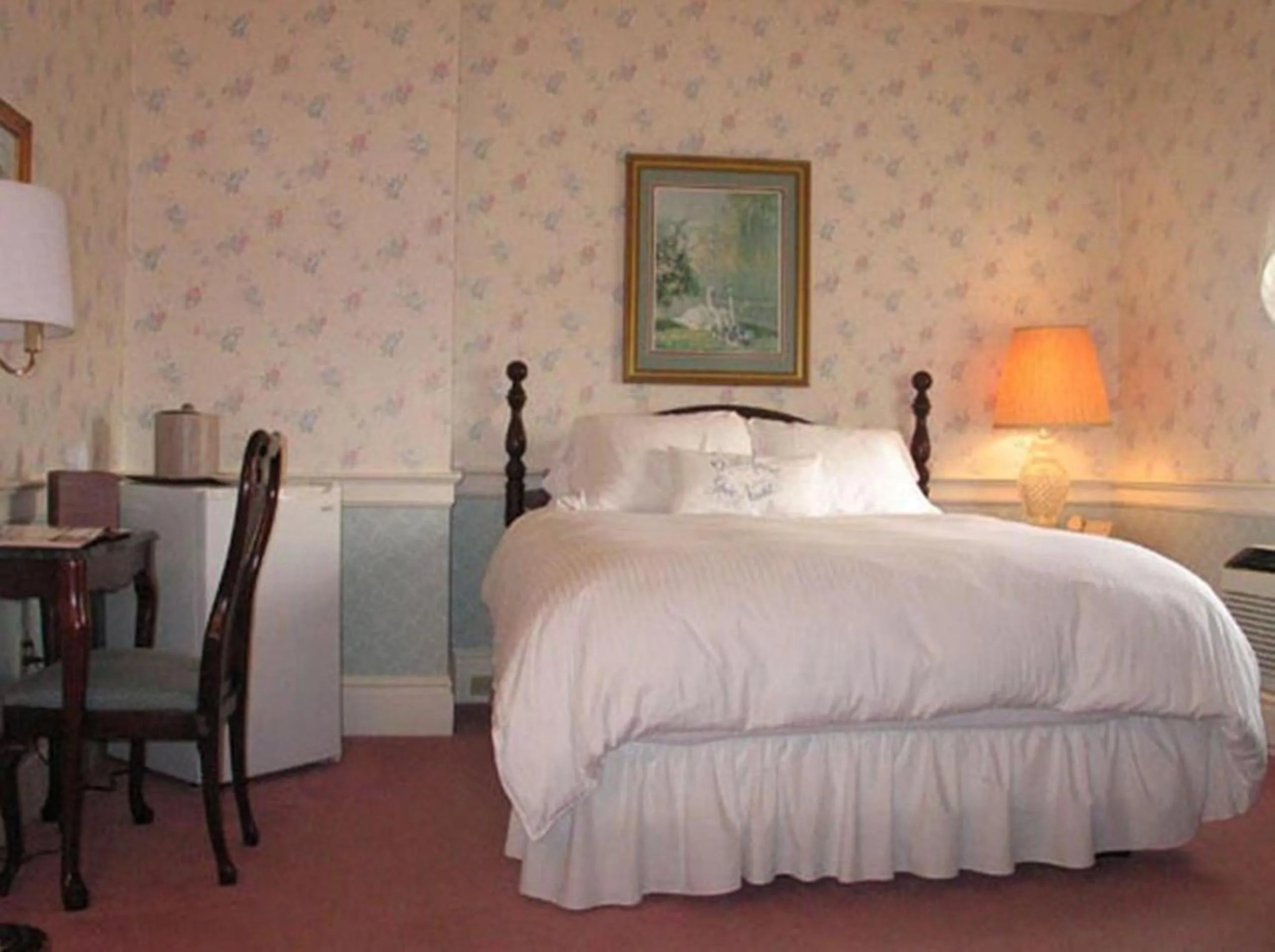 Photo of the whole room, Bed in Bird-in-Hand Village Inn & Suites