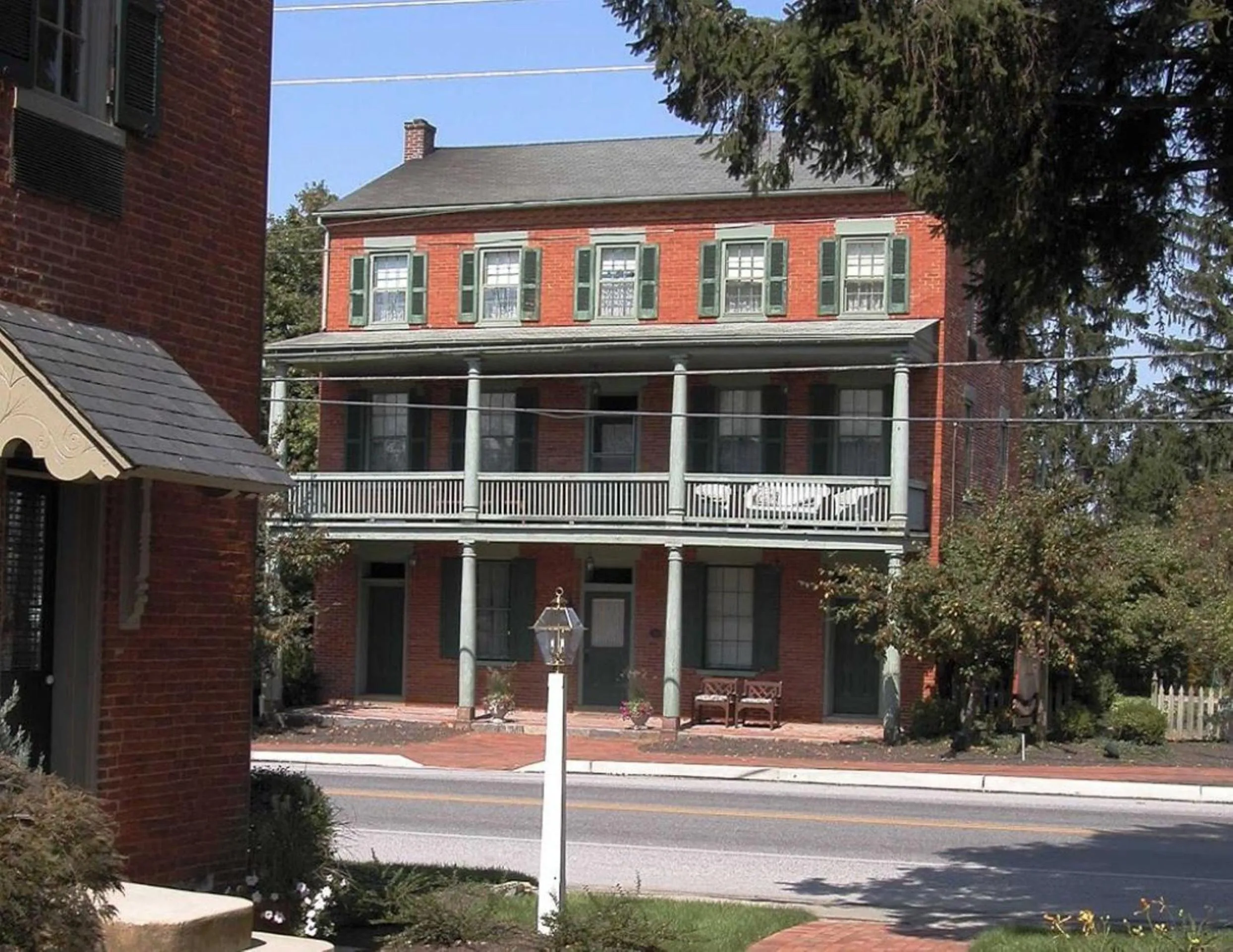 Facade/entrance in Bird-in-Hand Village Inn & Suites