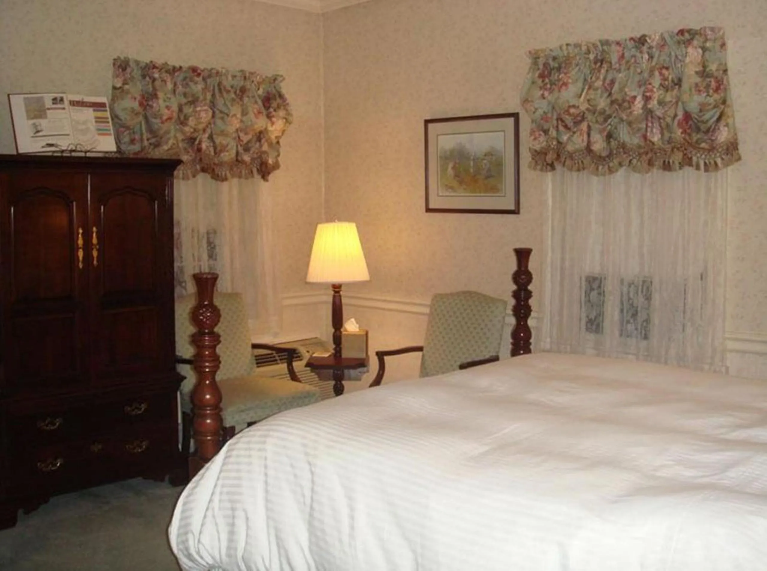 Photo of the whole room, Bed in Bird-in-Hand Village Inn & Suites