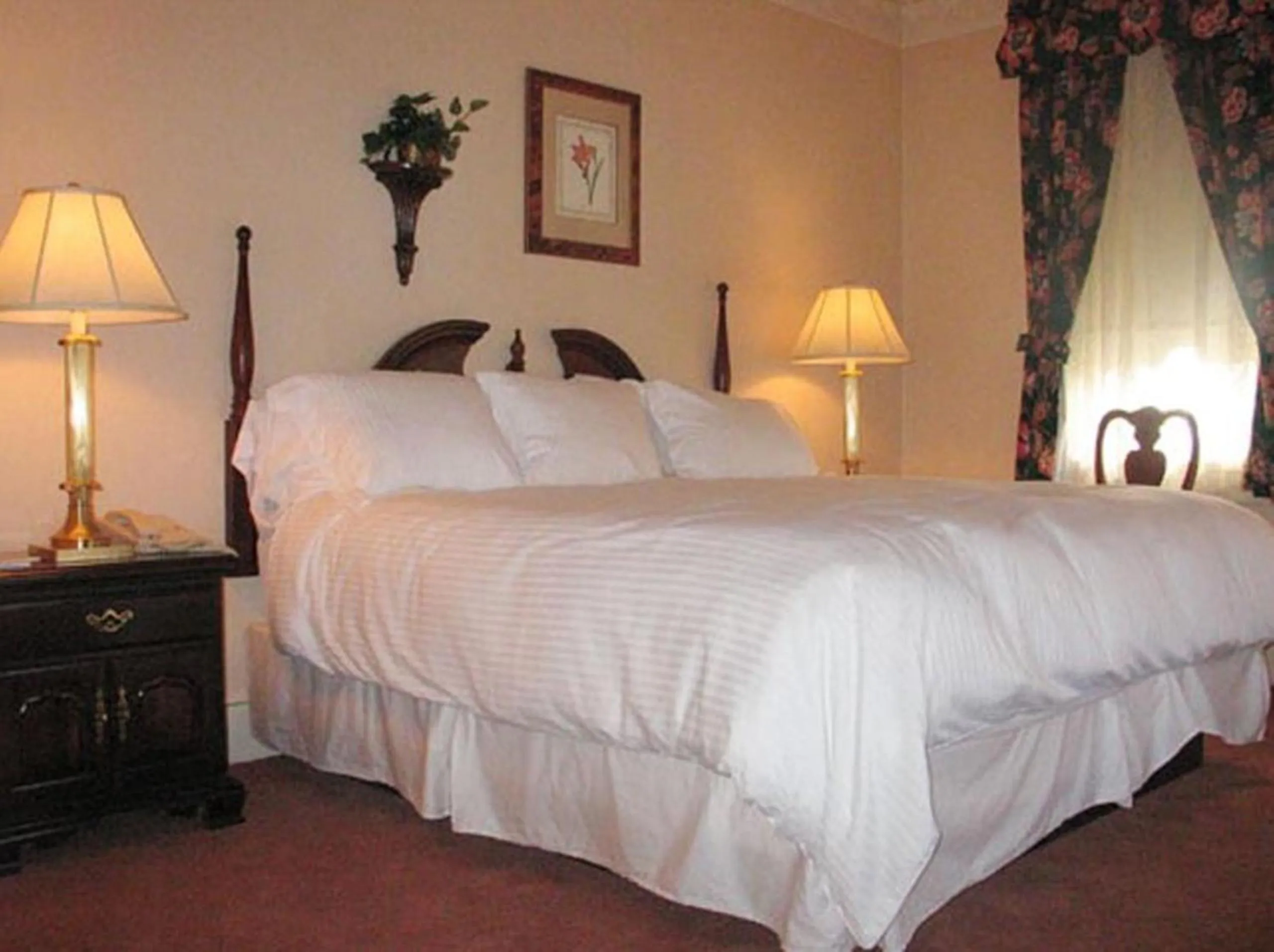 Bed in Bird-in-Hand Village Inn & Suites