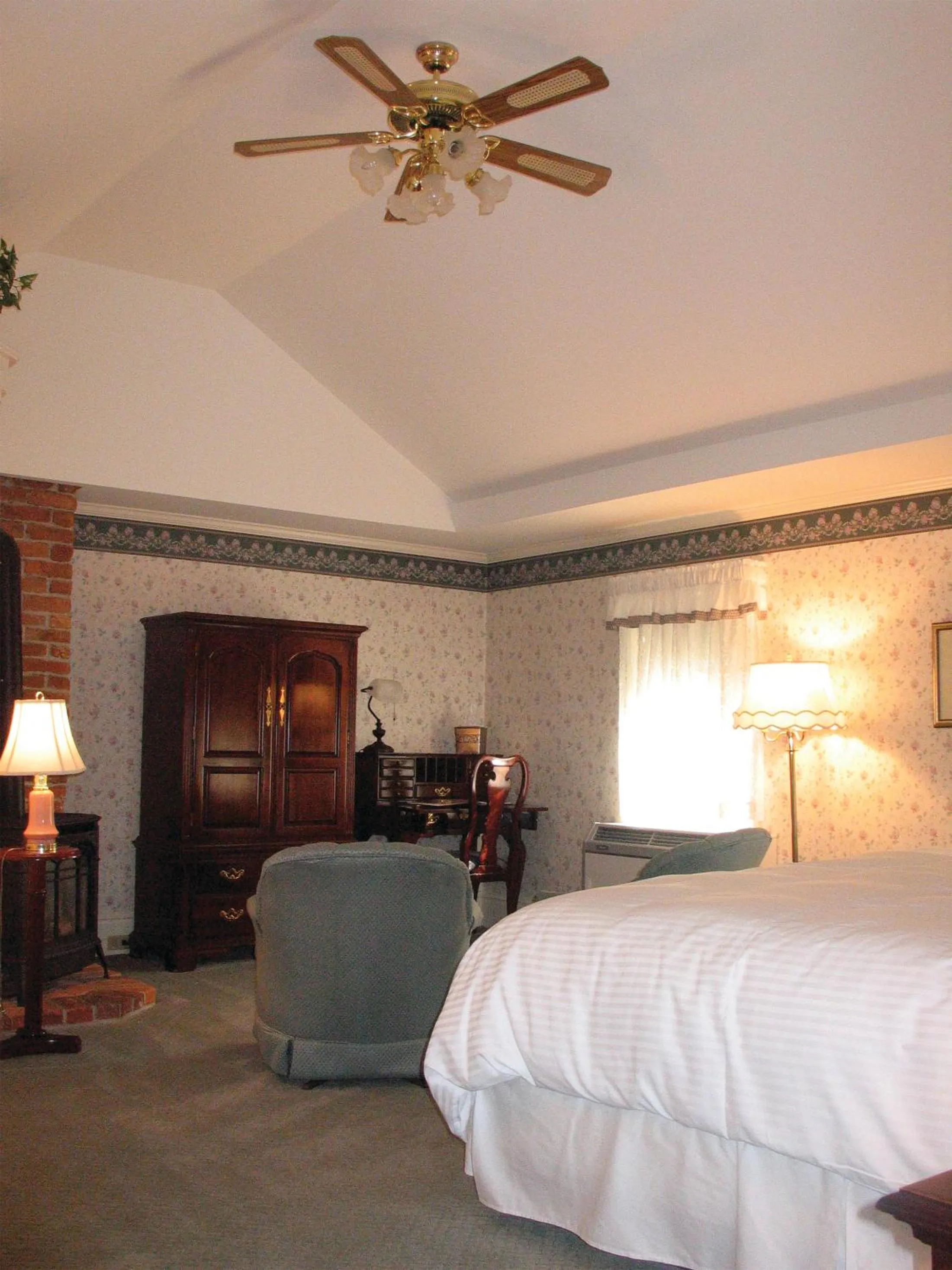 Day, Bed in Bird-in-Hand Village Inn & Suites