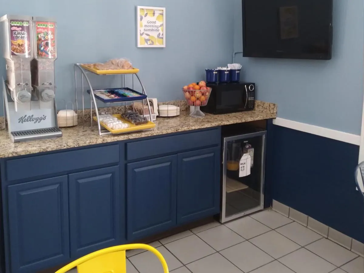 Breakfast in Days Inn by Wyndham Canastota Verona