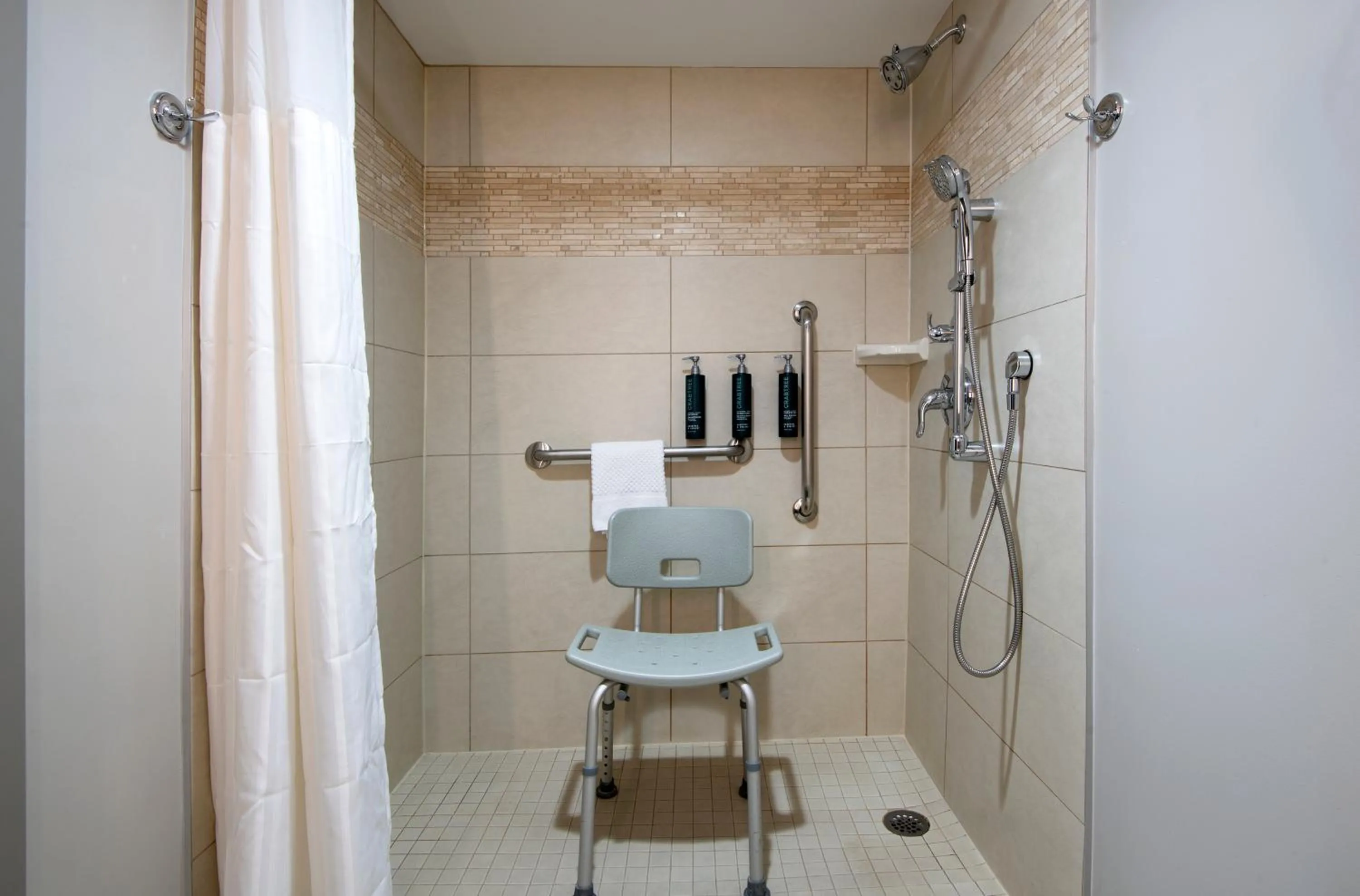 Shower in DoubleTree by Hilton - Kamloops