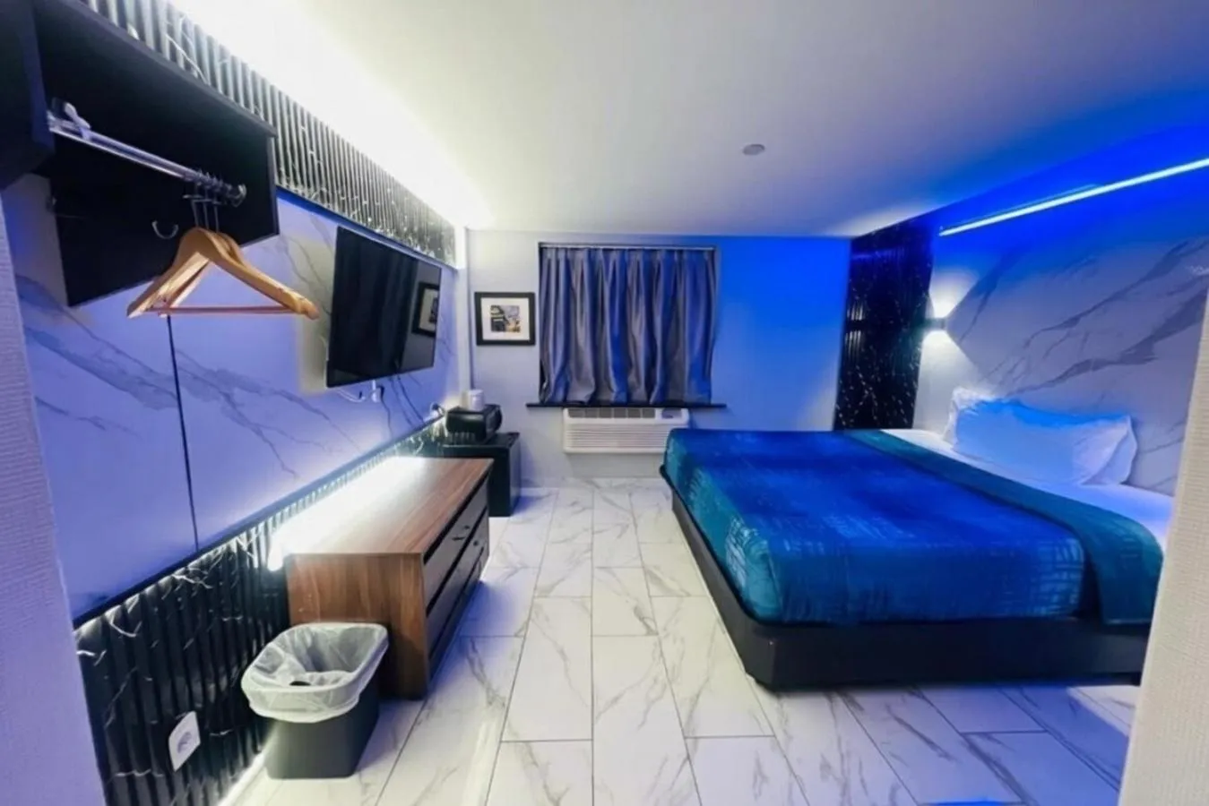 Bed in Umbrella Hotel Brooklyn - Newly Renovated