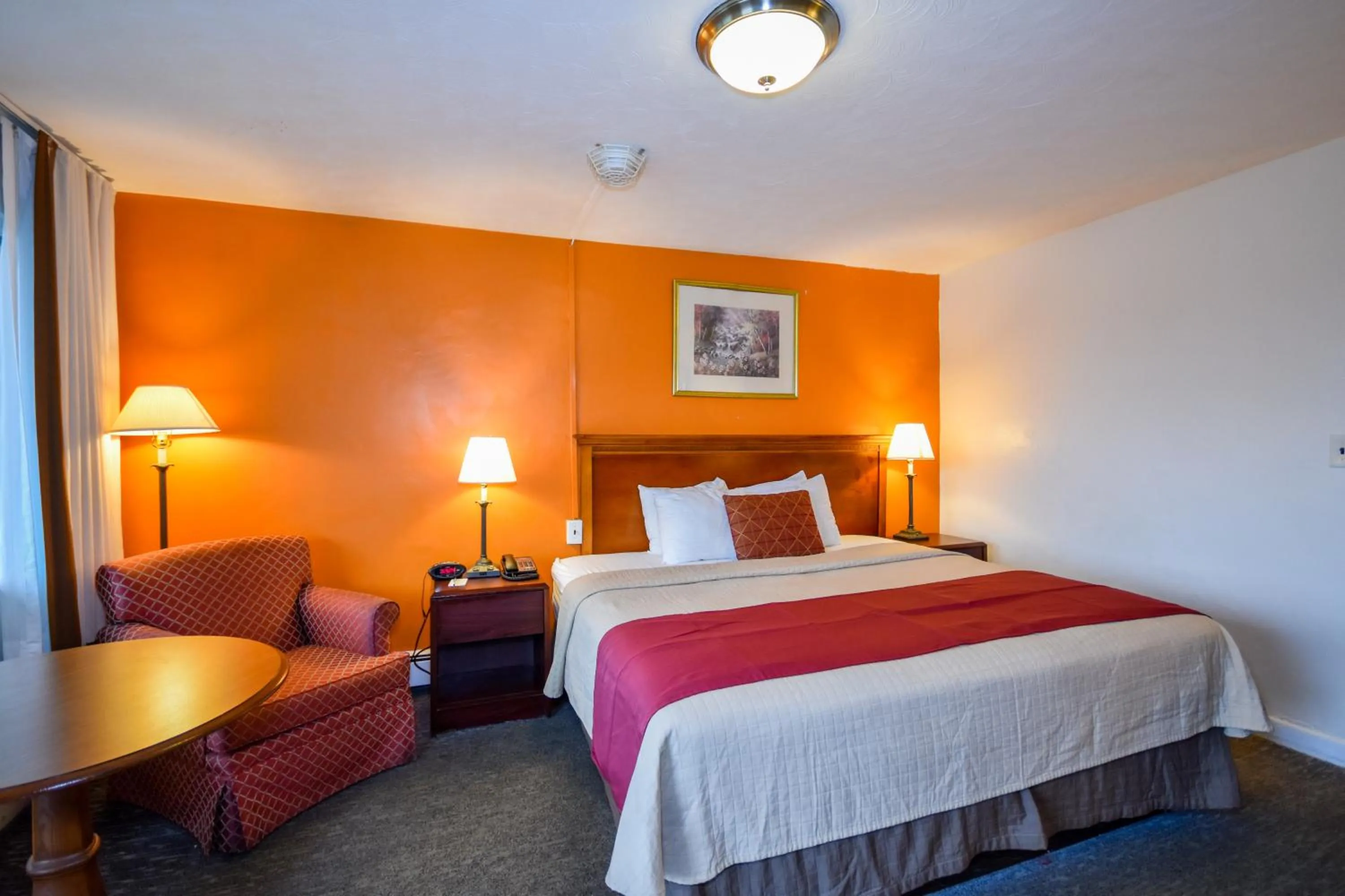 Bedroom, Bed in Monticello Inn- Framingham/ Boston