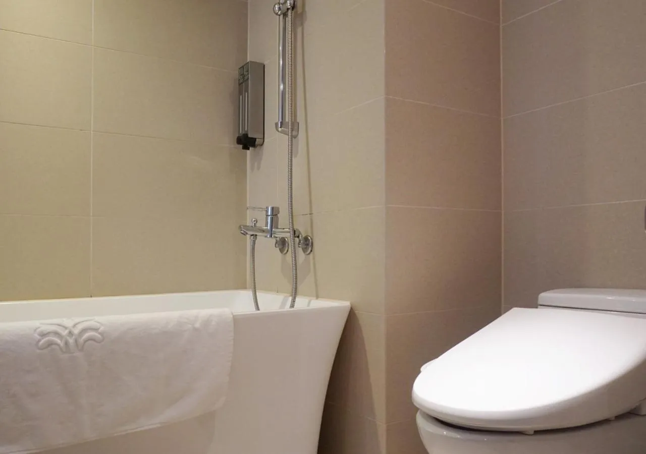 Shower in Royal Inn Taipei Linsen - Huashan 1914 Creative Park