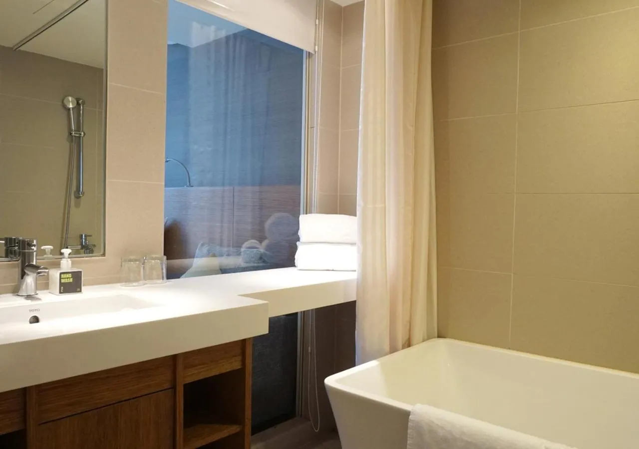 Bathroom in Royal Inn Taipei Linsen - Huashan 1914 Creative Park