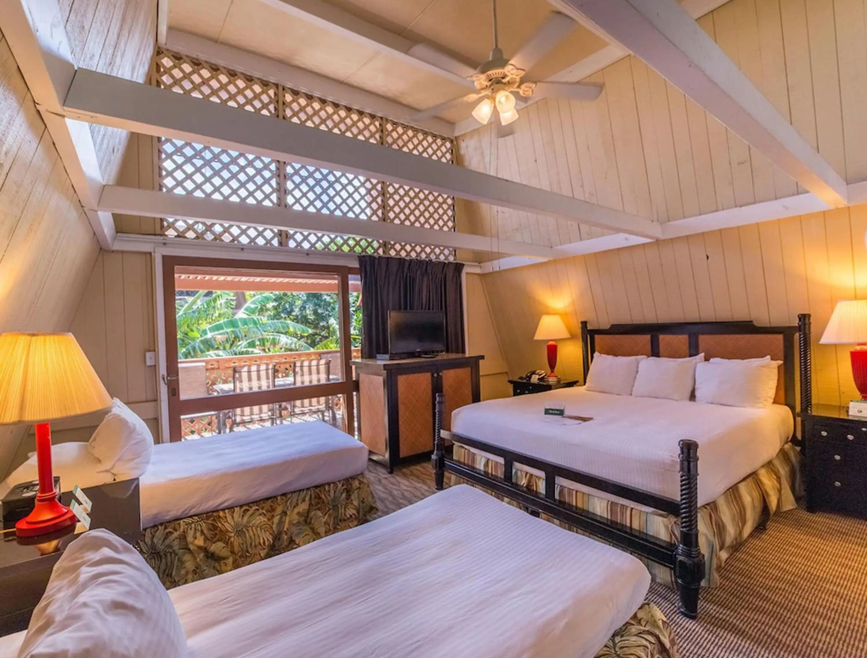 Bed in Hotel Moloka'i