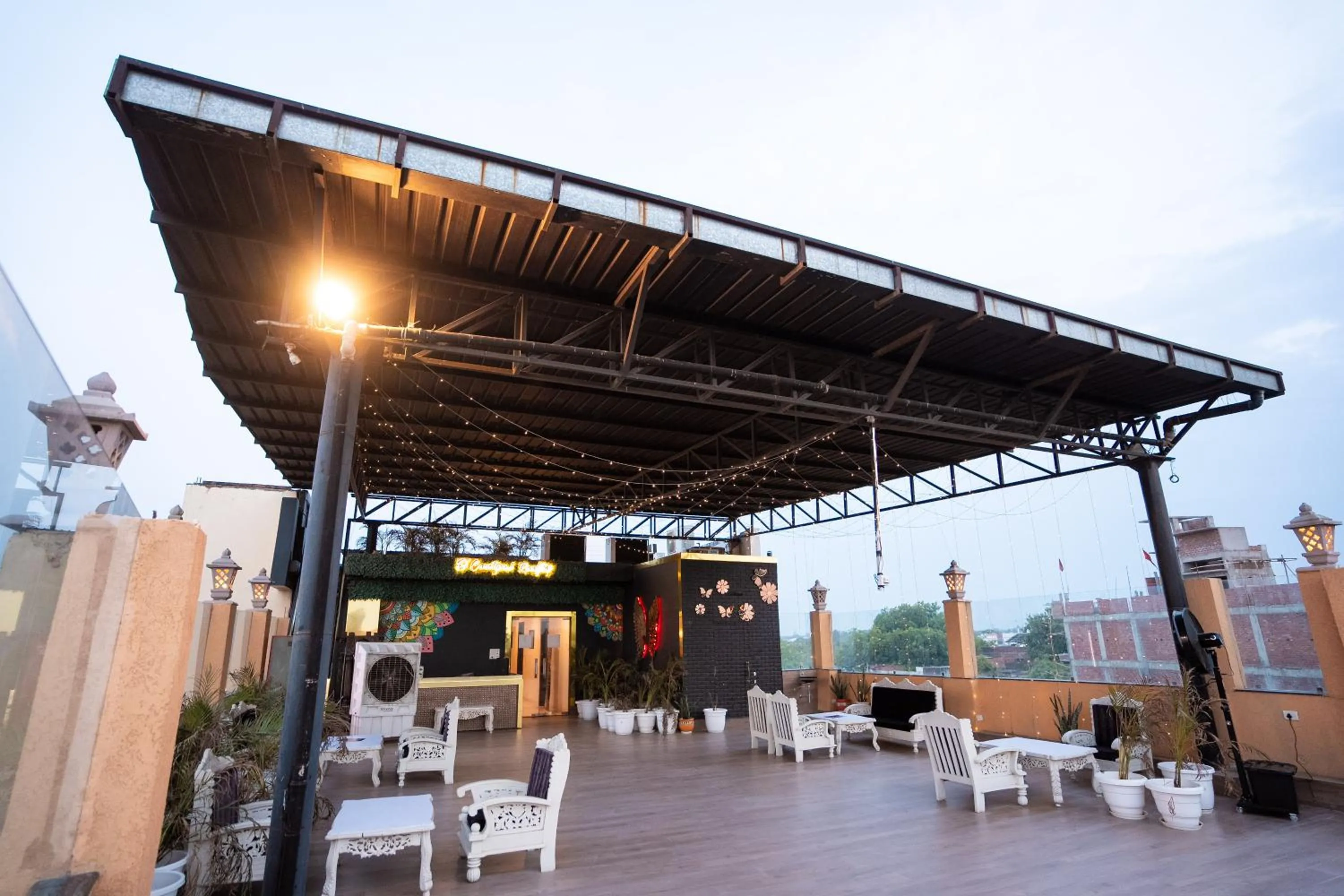 Restaurant/places to eat in Hotel Radiance Courtyard