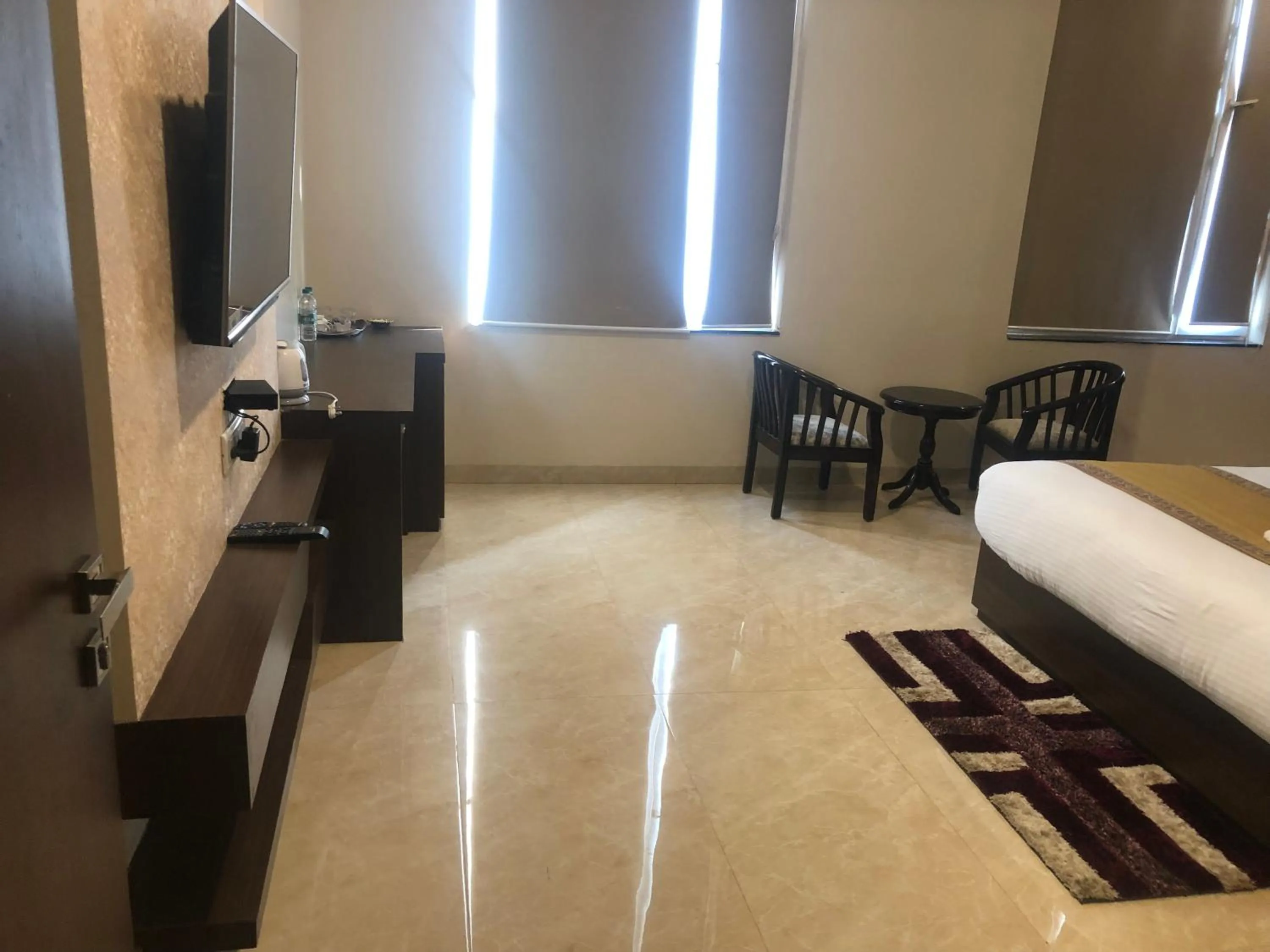 Living room, Bed in Hotel Radiance Courtyard