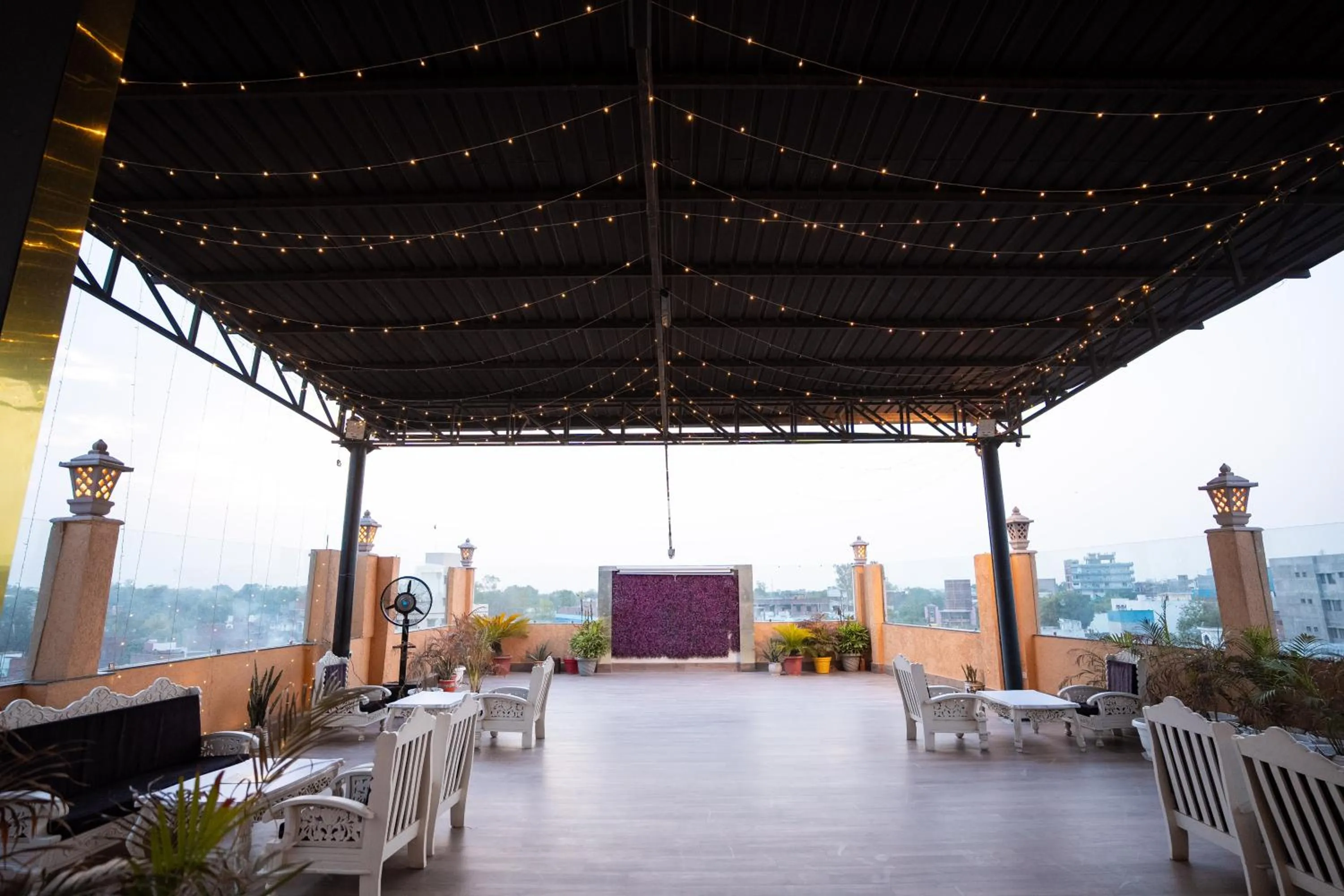 Restaurant/places to eat in Hotel Radiance Courtyard