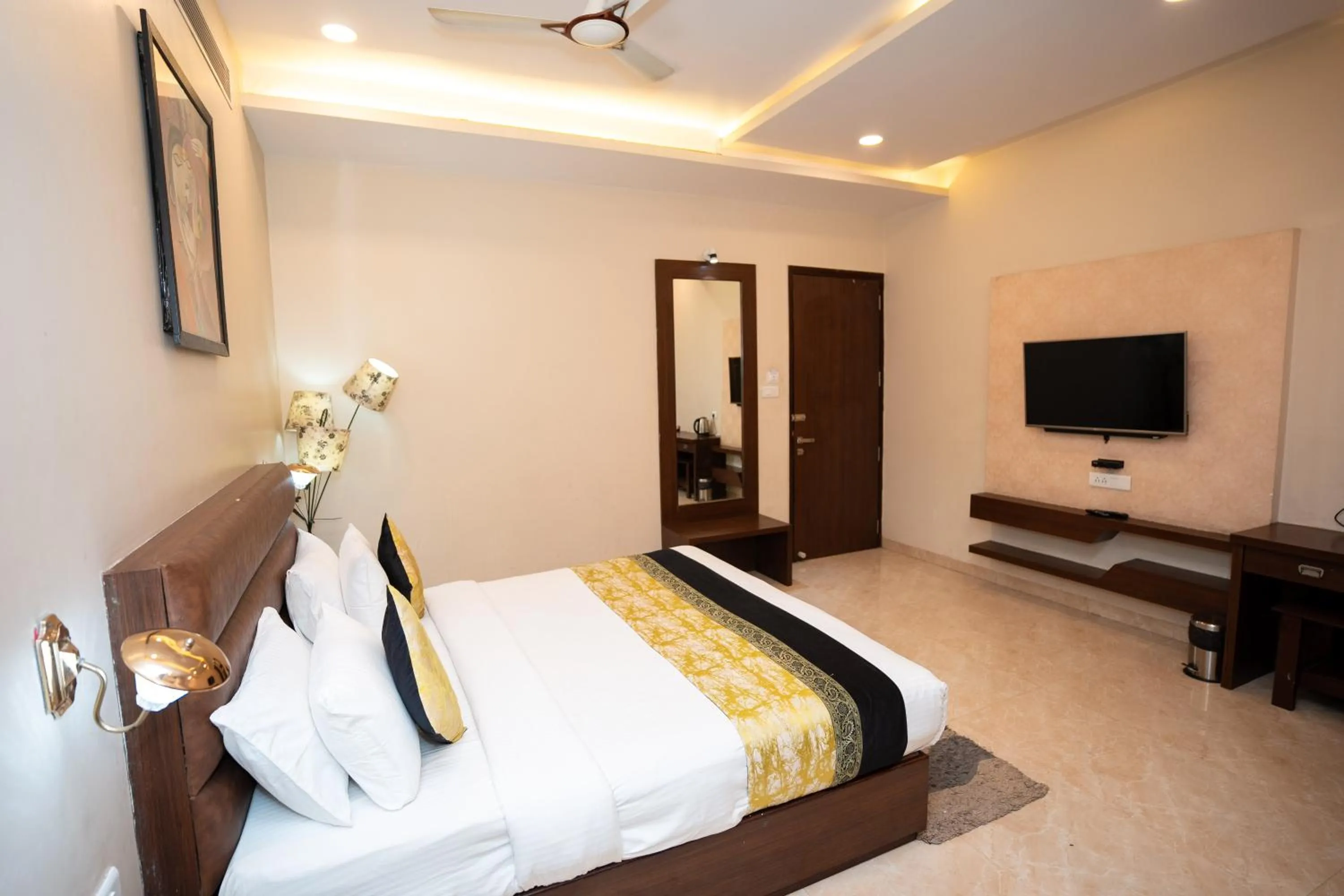 Bedroom, Bed in Hotel Radiance Courtyard