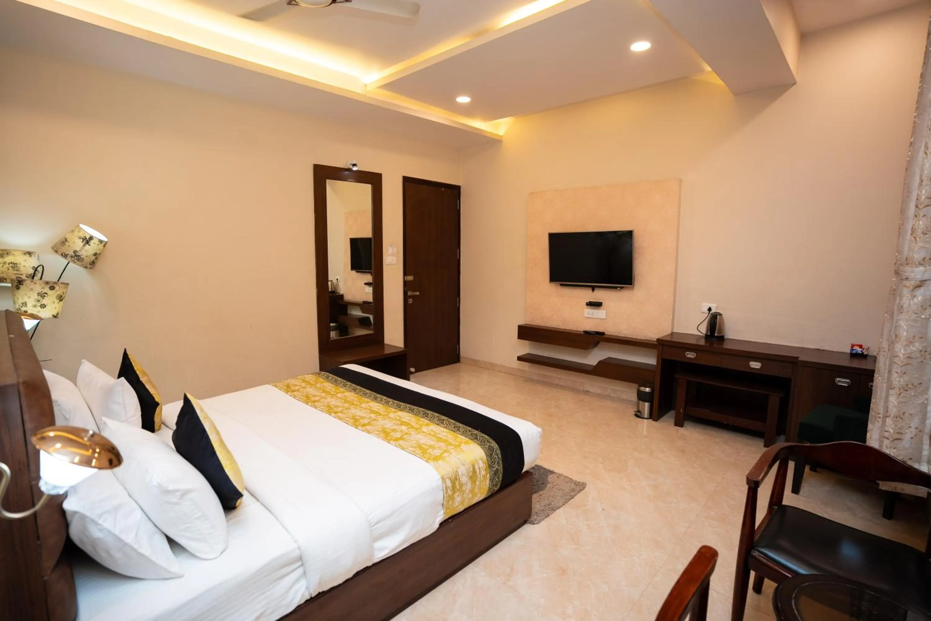 Bedroom, Bed in Hotel Radiance Courtyard