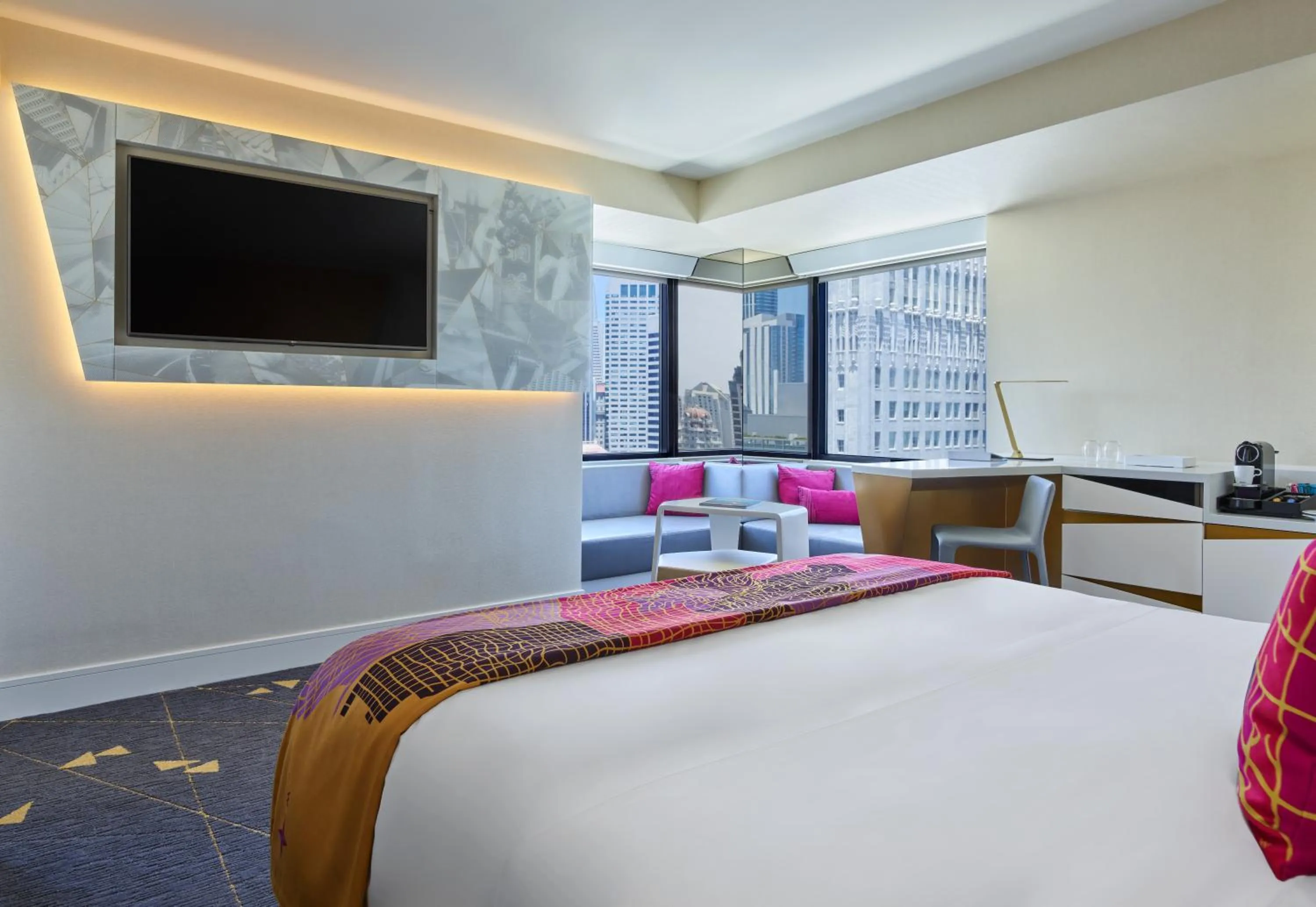 Communal lounge/ TV room, Bed in W San Francisco